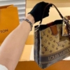 Túi Cầm Tay Louis Vuitton Nâu Phối Vàng