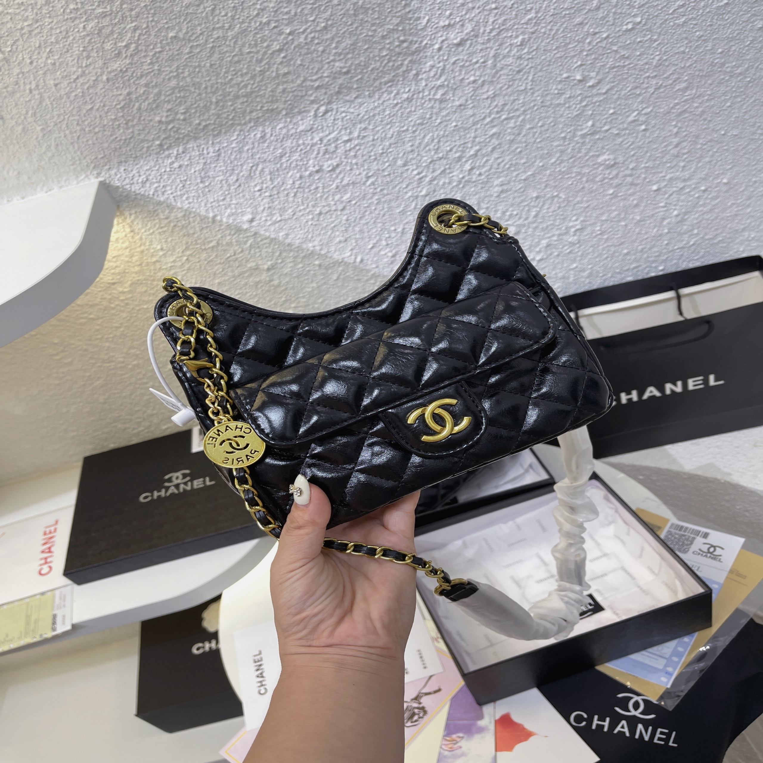 Túi Chanel Small Hobo Bag Gold Black AS3710-B09746-94305 8 Túi Chanel Đeo Chéo cầm tay Màu Đen Shiny Calfskin