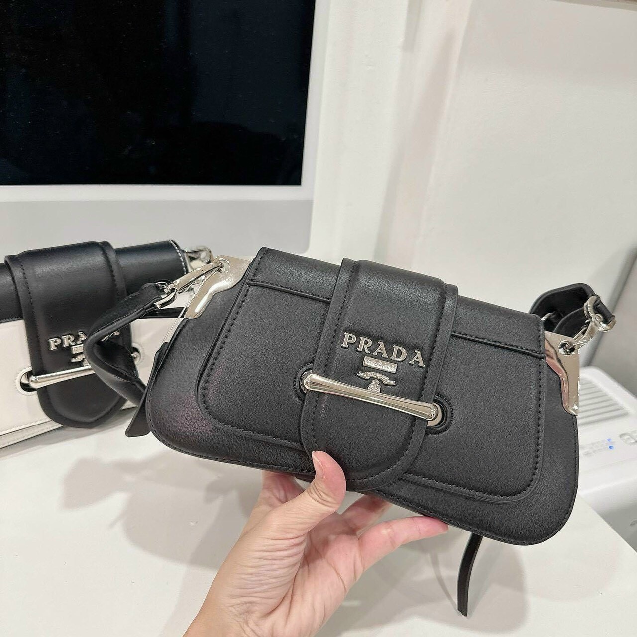 Túi Prada Black White Sidonie Belt Bag Trắng Đen 3 Túi Prada Black City Calf Leather Sidonie Belt Bag