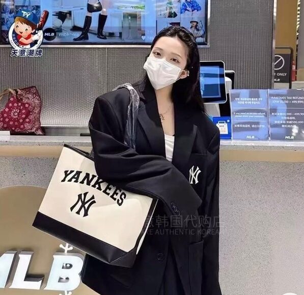 Túi Tote MLB Hoạ Tiết Monogram 4 Màu 5 Túi Tote MLB Monogram Yankess NY Black White