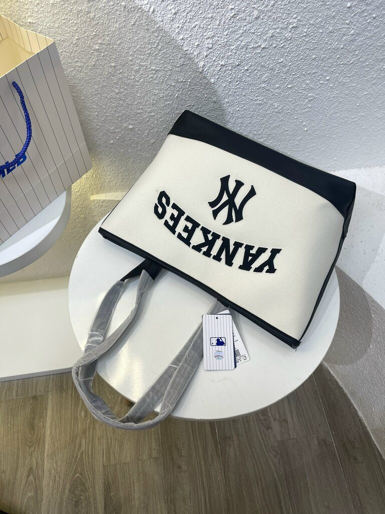 Túi Tote MLB Hoạ Tiết Monogram 4 Màu 10 Túi Tote MLB Monogram Yankess NY Trắng Đen