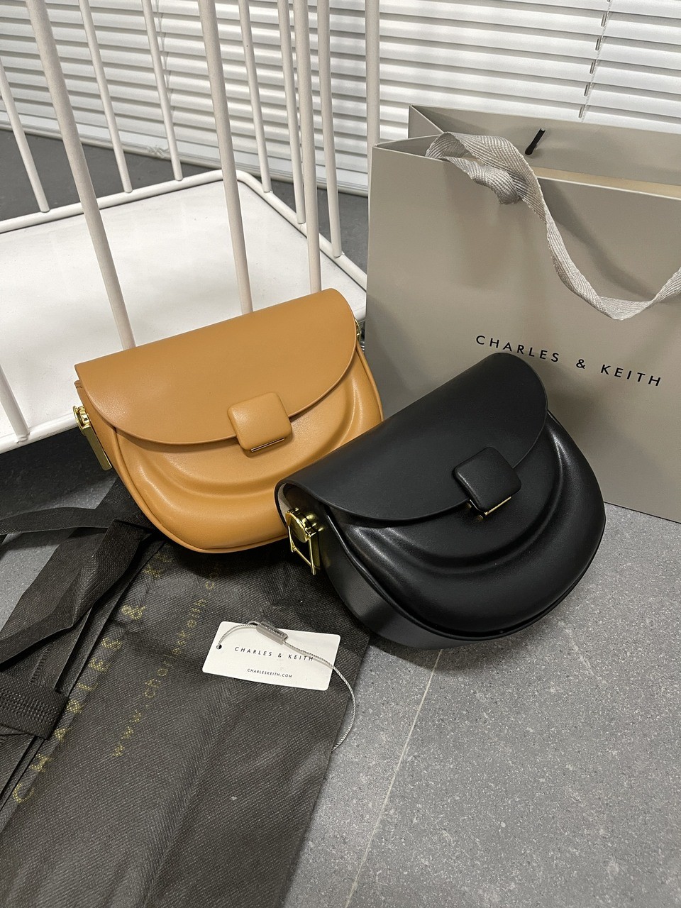 Túi đeo chéo Charles & Keith Half Moon Saddle 2 Túi xách tay đeo chéo Charles & Keith Đen Nâu