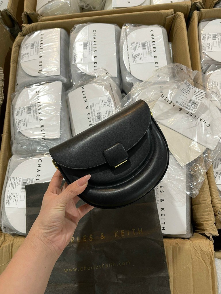 Túi đeo chéo Charles & Keith Half Moon Saddle 3 Túi xách tay đeo chéo Charles & Keith Đen