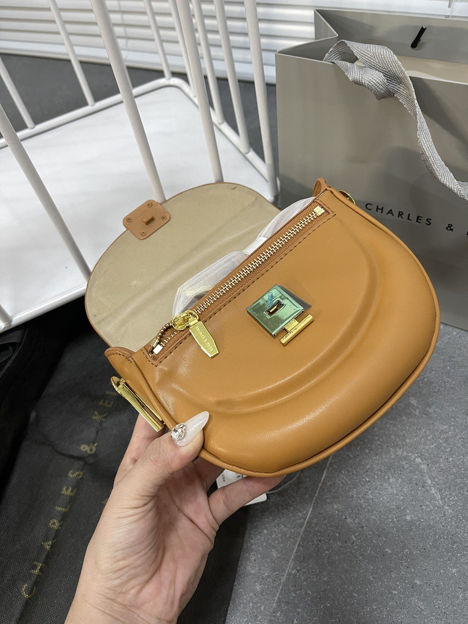 Túi đeo chéo Charles & Keith Half Moon Saddle 6 Túi xách tay đeo chéo Charles & Keith Nâu Chocolate