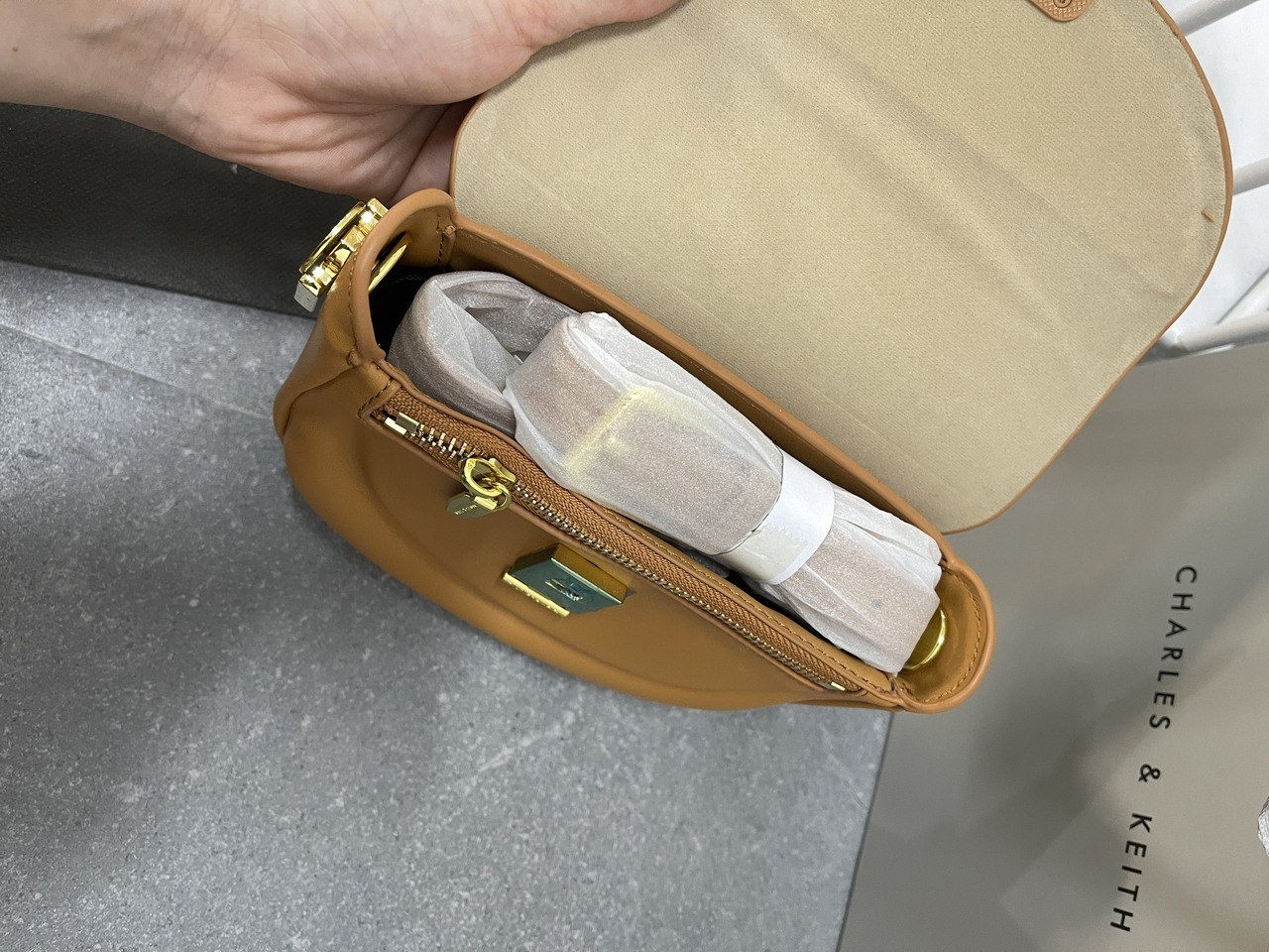 Túi đeo chéo Charles & Keith Half Moon Saddle 7 Túi xách tay đeo chéo CK dáng bầu