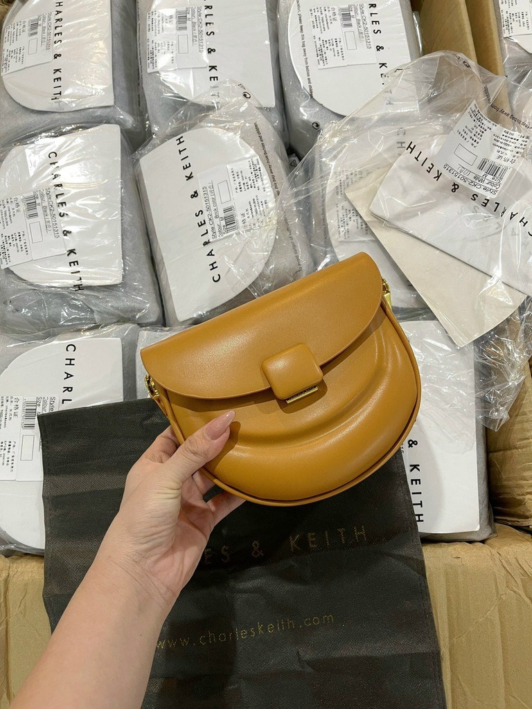 Túi đeo chéo Charles & Keith Half Moon Saddle 4 Túi xách tay đeo chéo Dáng Bầu nửa hình tròn
