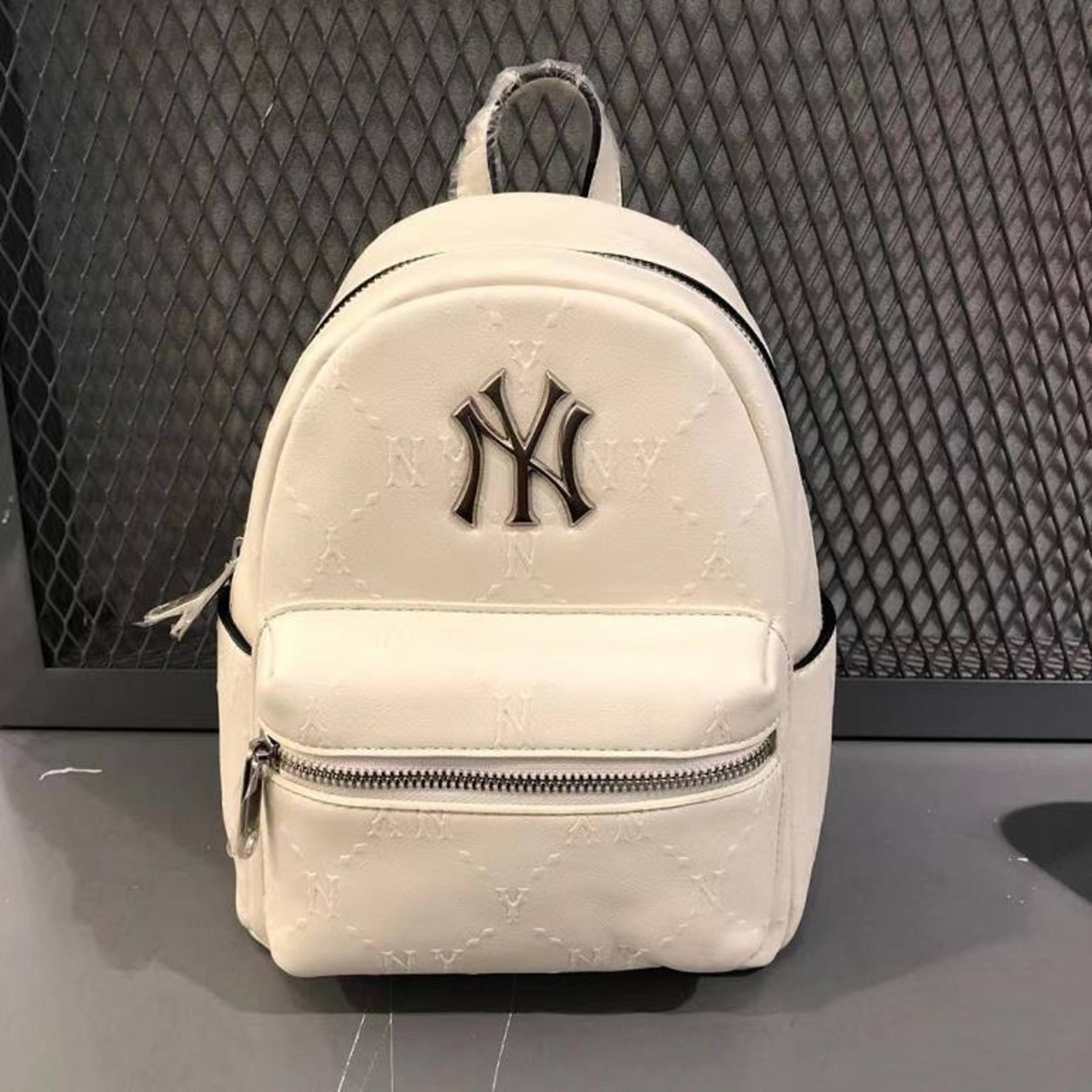 Balo MLB Monogram Diamond Backpack NY Yankees 6 Balo MLB Monogram Diamond Embo Mini Backpack New York Yankees Màu Trắng 7ABKMD64N-50CRS