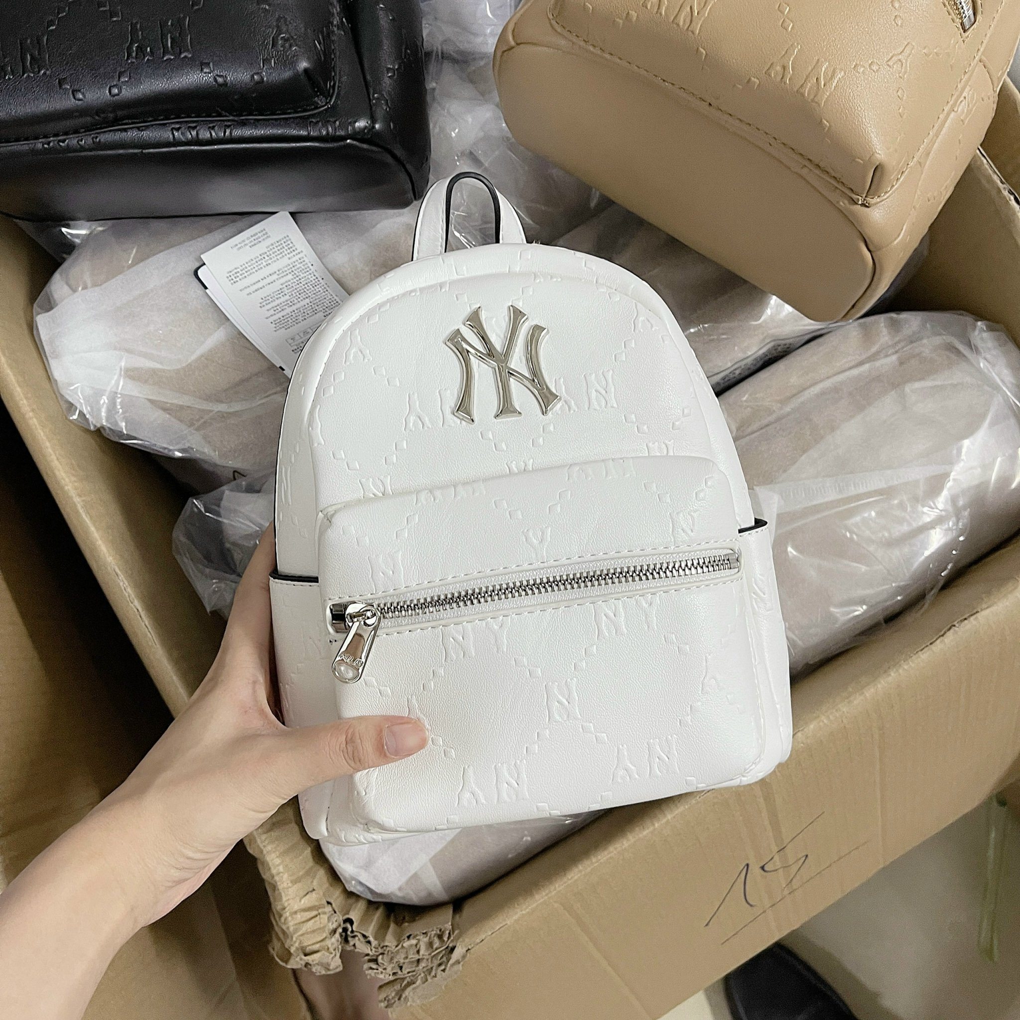 Balo MLB Monogram Diamond Backpack NY Yankees 8 Balo MLB Monogram Diamond NY White