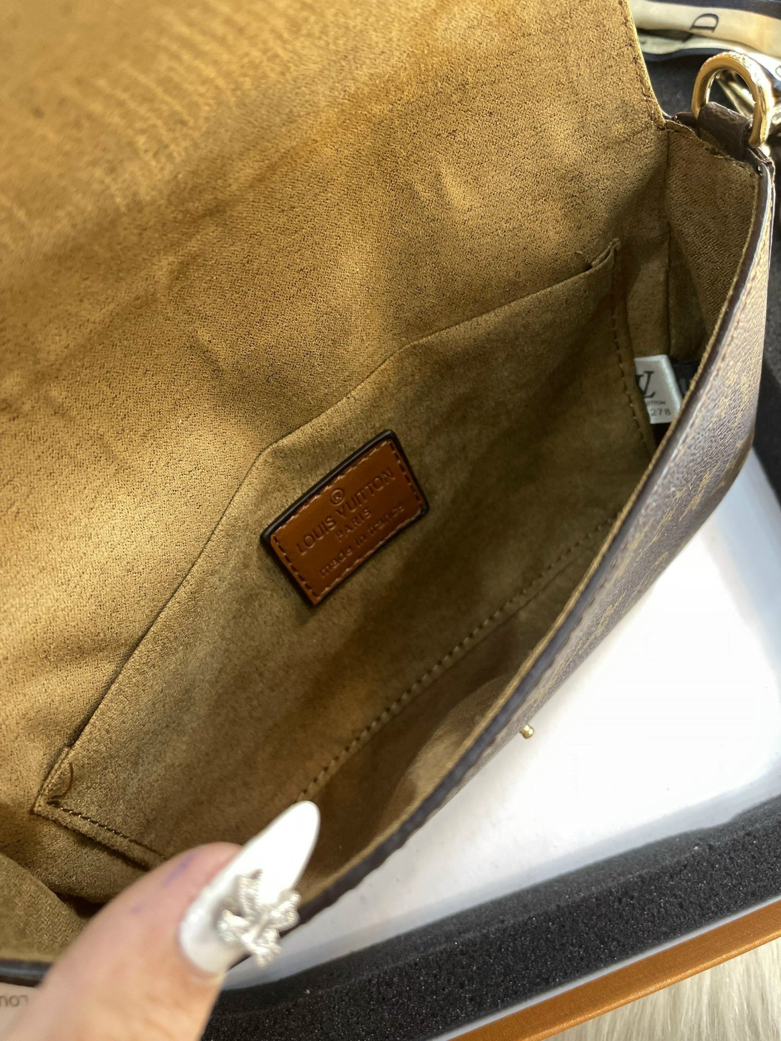 Hộp Quà Combo 3 Món Louis Vuitton Túi Ví Móc Khóa 7 ben trong lot nhung tui deo cheo lv louis vuitton