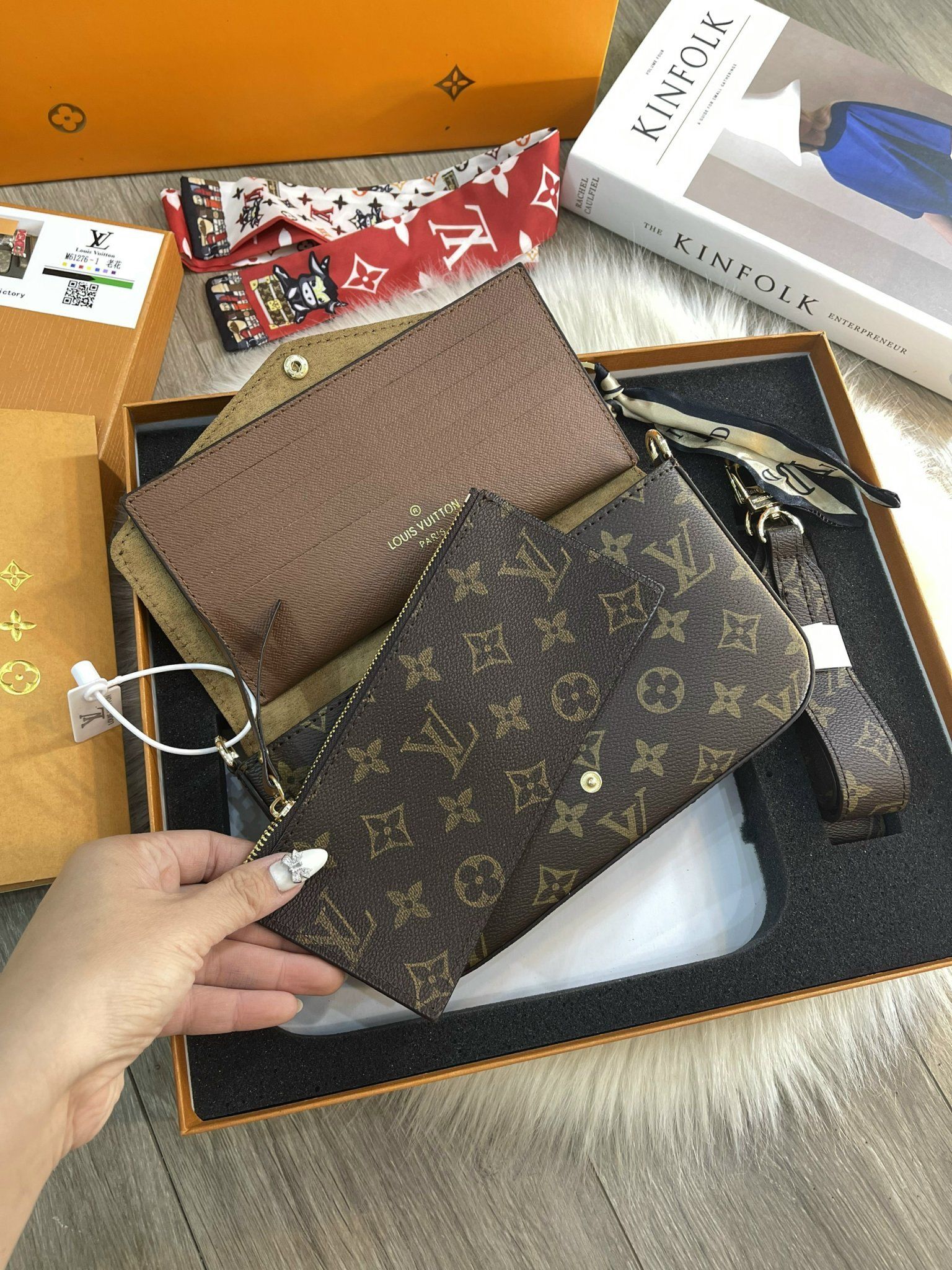 Hộp Quà Combo 3 Món Louis Vuitton Túi Ví Móc Khóa 5 Combo 3 Món Louis Vuitton Túi ví Móc khóa