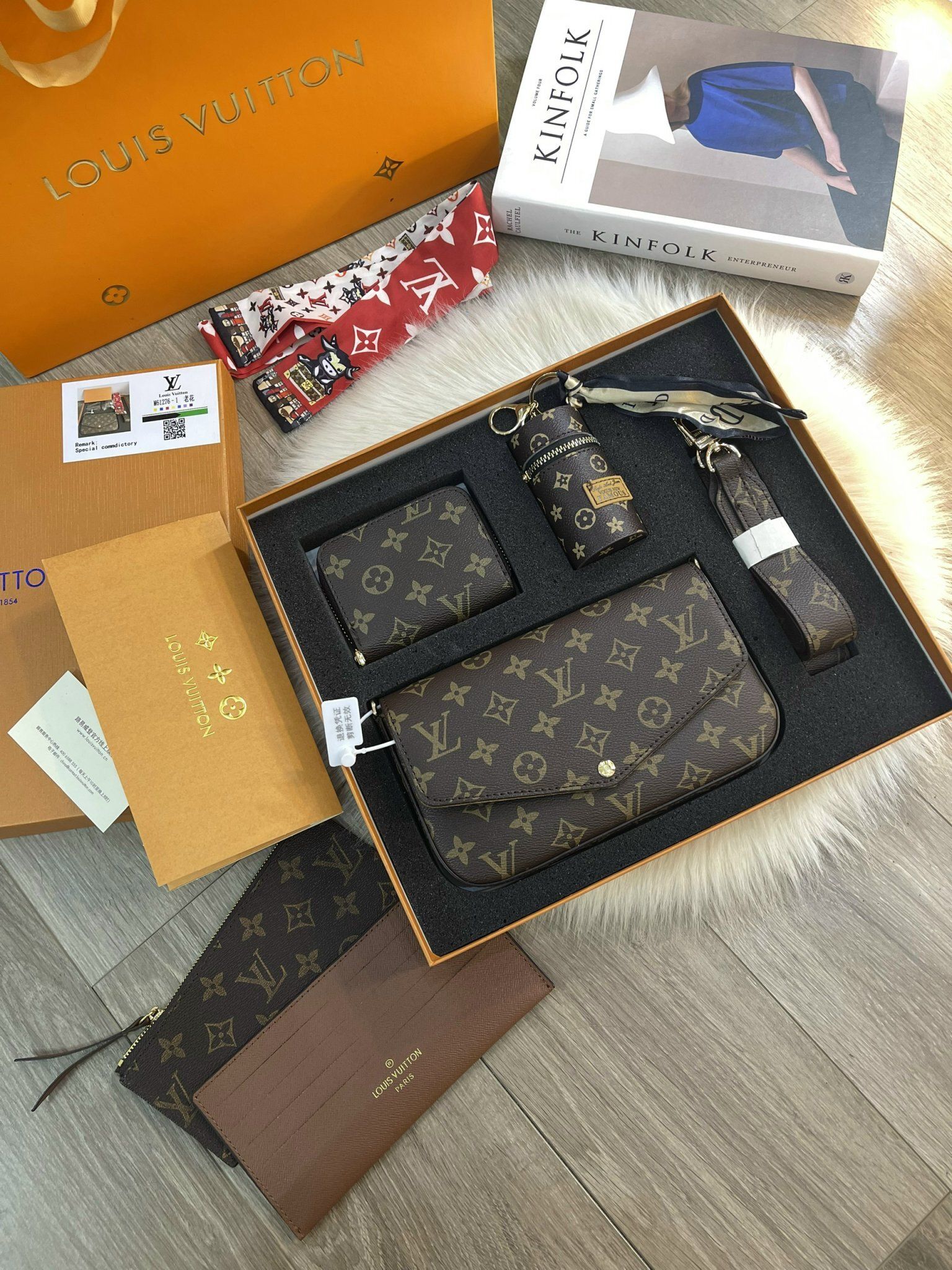 Hộp Quà Combo 3 Món Louis Vuitton Túi Ví Móc Khóa 2 Hộp Quà Tặng Combo 3 Món Louis Vuitton Túi Ví Móc Khóa