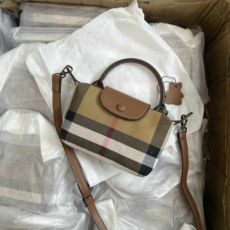 Túi Burberry Olympia Shoulder Chữ Nhật Quai Tròn 4 Túi Burberry Dáng Chữ Nhật Quai Tròn