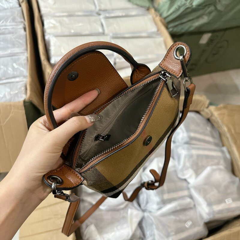 Túi Burberry Olympia Shoulder Chữ Nhật Quai Tròn 7 Túi Burberry Olympia Shoulder Bag Dáng Chữ Nhật Quai Tròn
