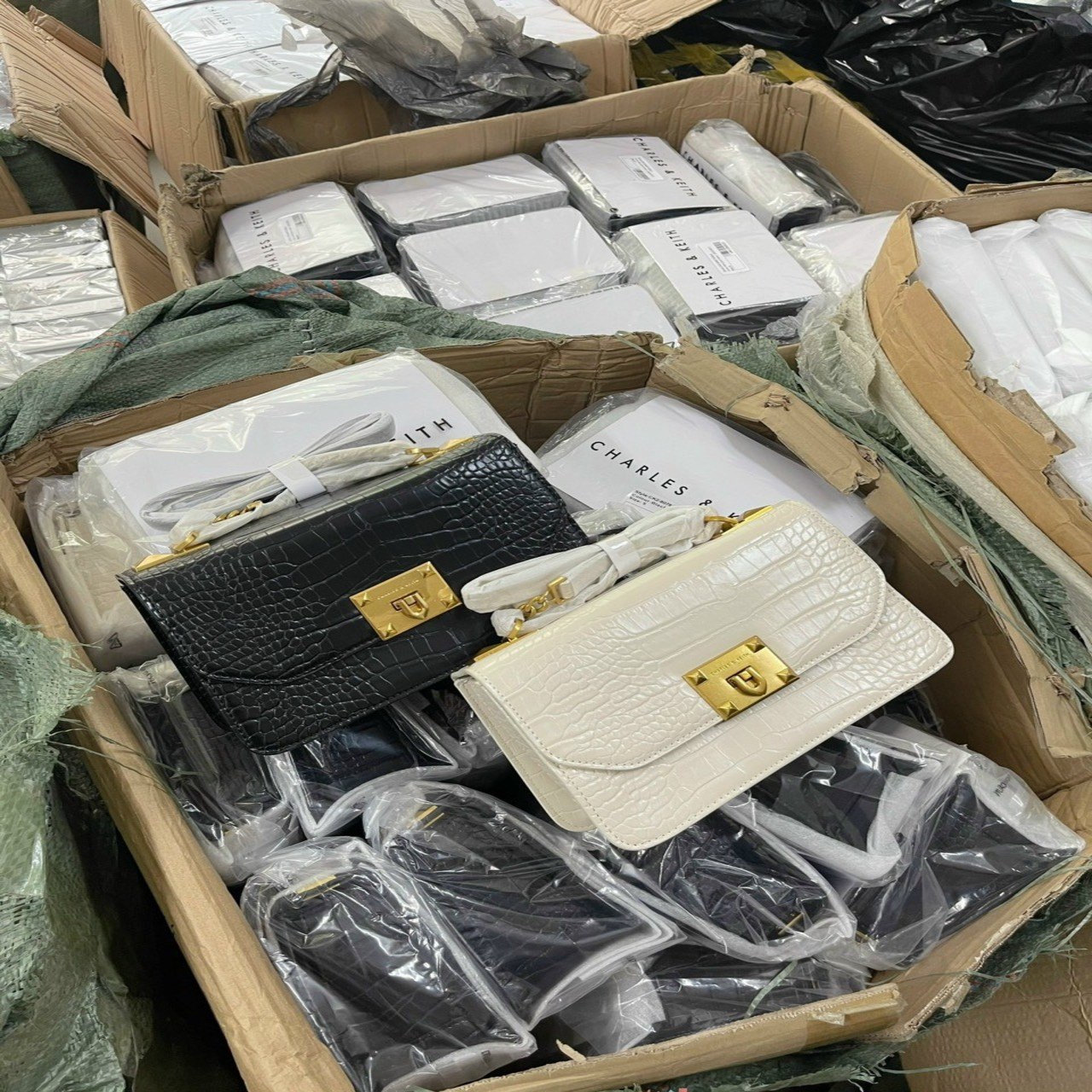 Túi Charles & Keith CNK Croc Chain Crossbody Bag 6 Túi Charles & Keith CNK Croc Chain Crossbody Bag Trắng Đen