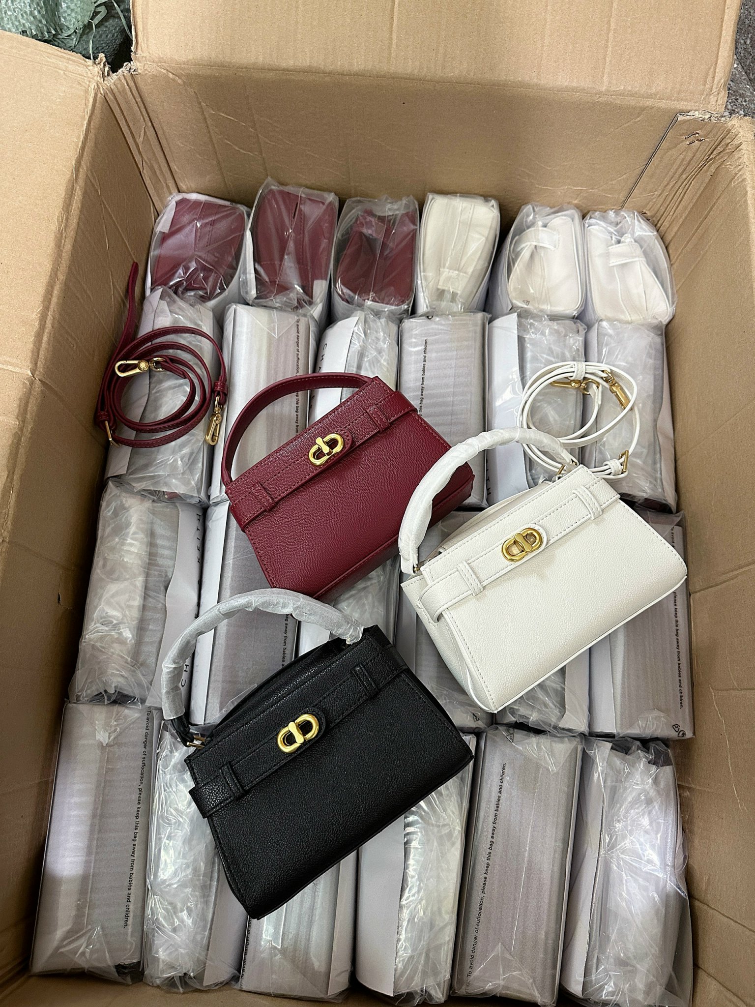 Túi CK Charles & Keith Khoá Xoay Trắng Đen Đỏ 2 Túi CK Charles & Keith Khoá Xoay Black White Red