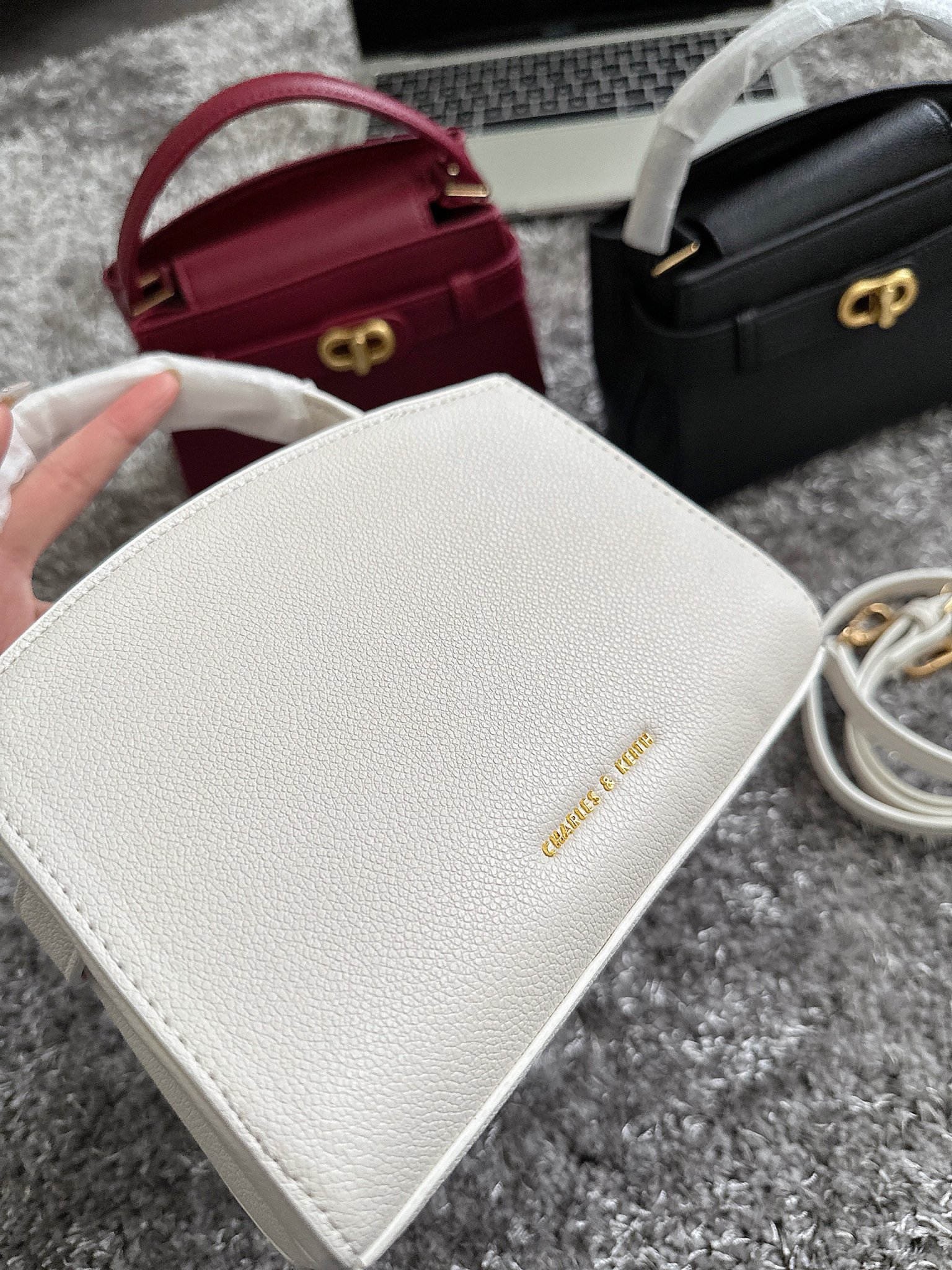 Túi CK Charles & Keith Khoá Xoay Trắng Đen Đỏ 8 Túi CK Charles & Keith Khoá Xoay Trắng
