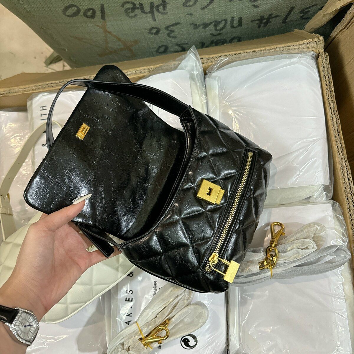 Túi CNK Swing Quilted Chain Handle Bag Black White 8 Túi CK Charles & Keith Màu kem