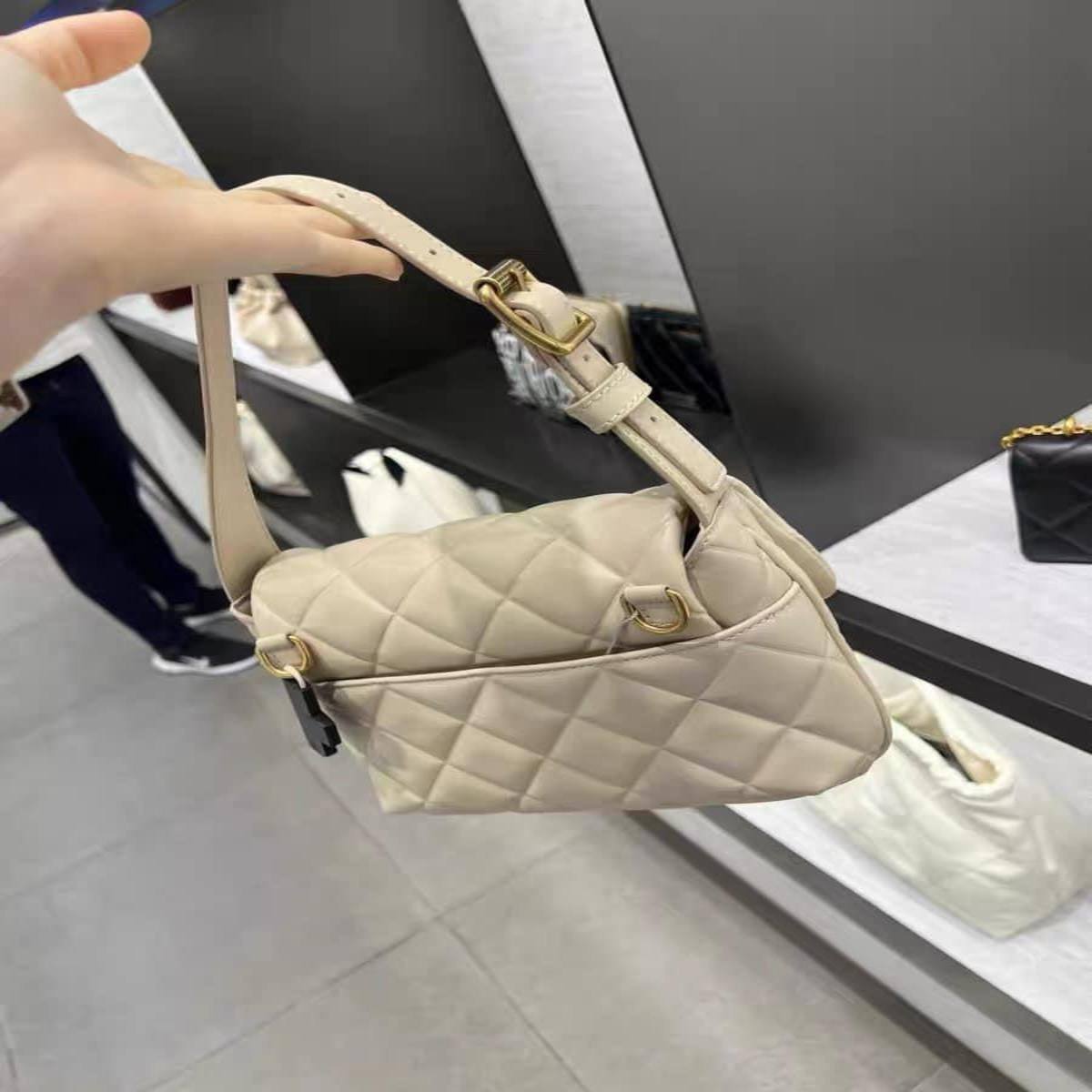 Túi CK Charles & Keith Keith Swing Quilted Chain Cream