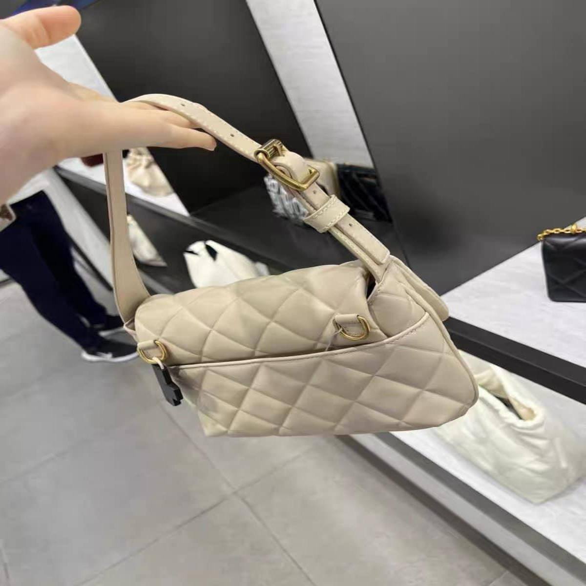 Túi CNK Swing Quilted Chain Handle Bag Black White 4 Túi CK Charles & Keith Swing Quilted Chain Cream