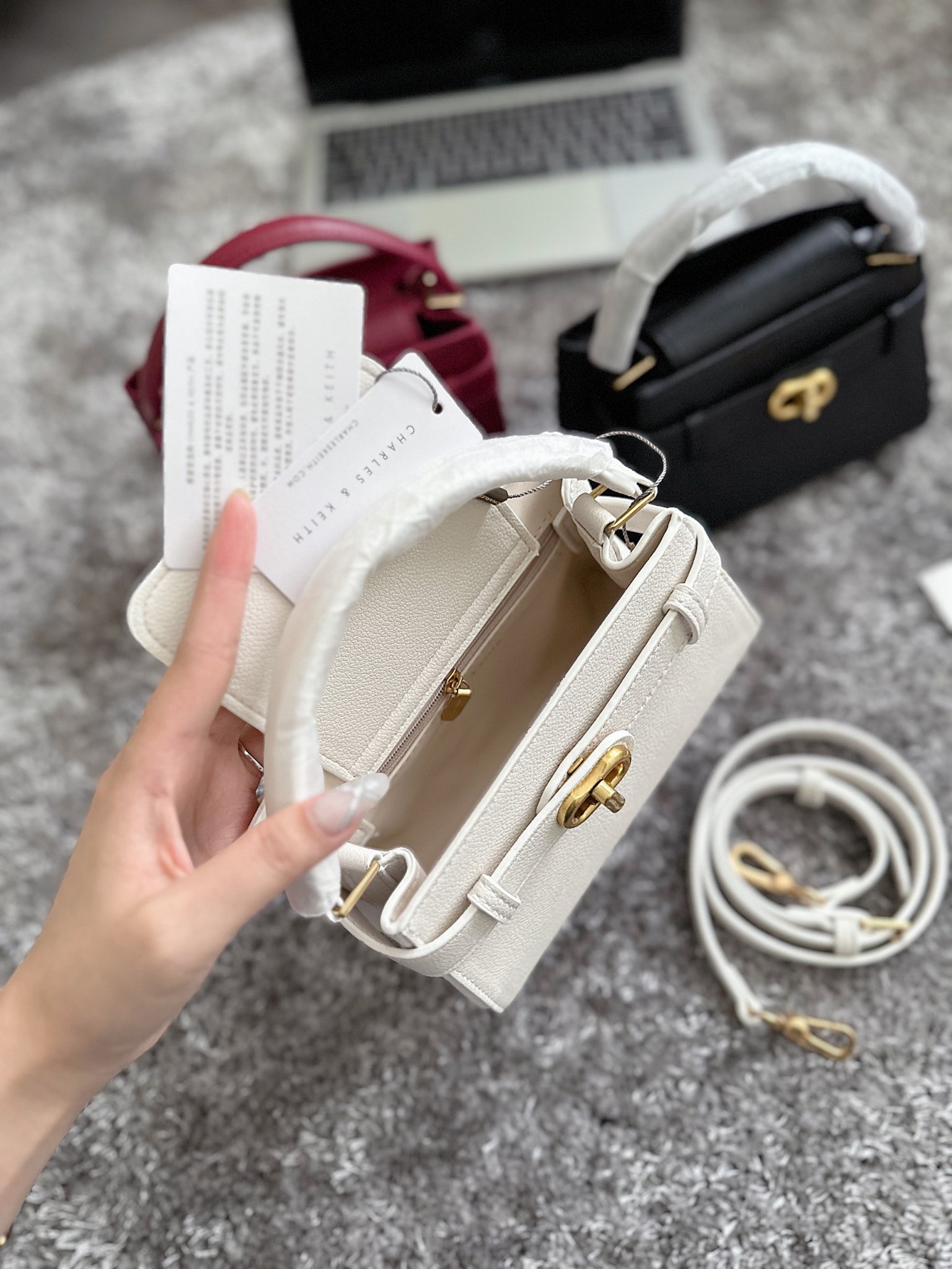 Túi CK Charles & Keith Khoá Xoay Trắng Đen Đỏ 7 Túi CK Khoá Xoay Trắng