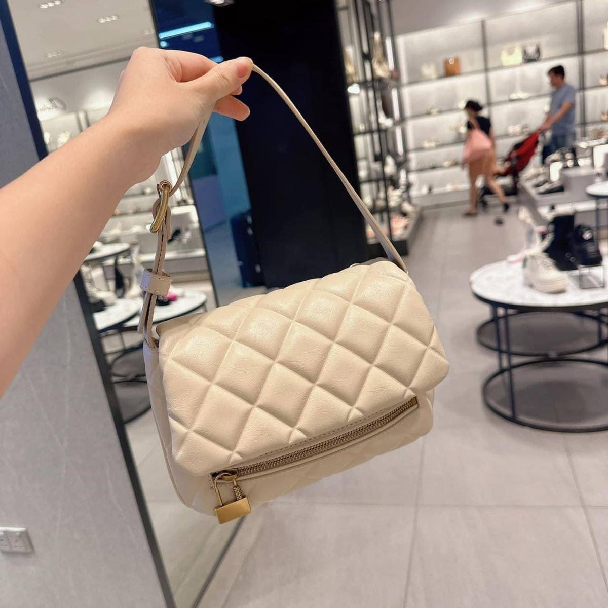 Túi CNK Swing Quilted Chain Handle Bag Black White 3 Túi CNK Swing Quilted Chain Handle Bag Black Cream