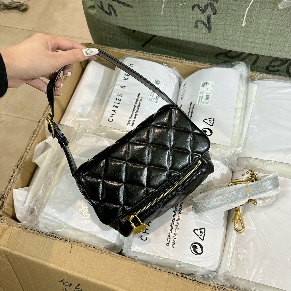 Túi CNK Swing Quilted Chain Handle Bag Black White 7 Túi CNK Swing Quilted Chain Handle Bag Đen