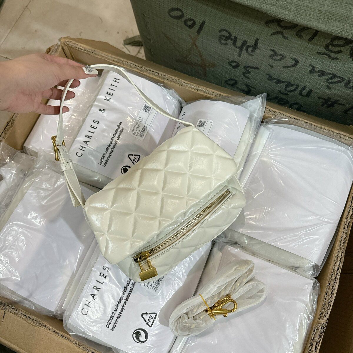 Túi CNK Swing Quilted Chain Handle Bag Black White 9 Túi CNK Swing Quilted Chain Handle Bag Kem