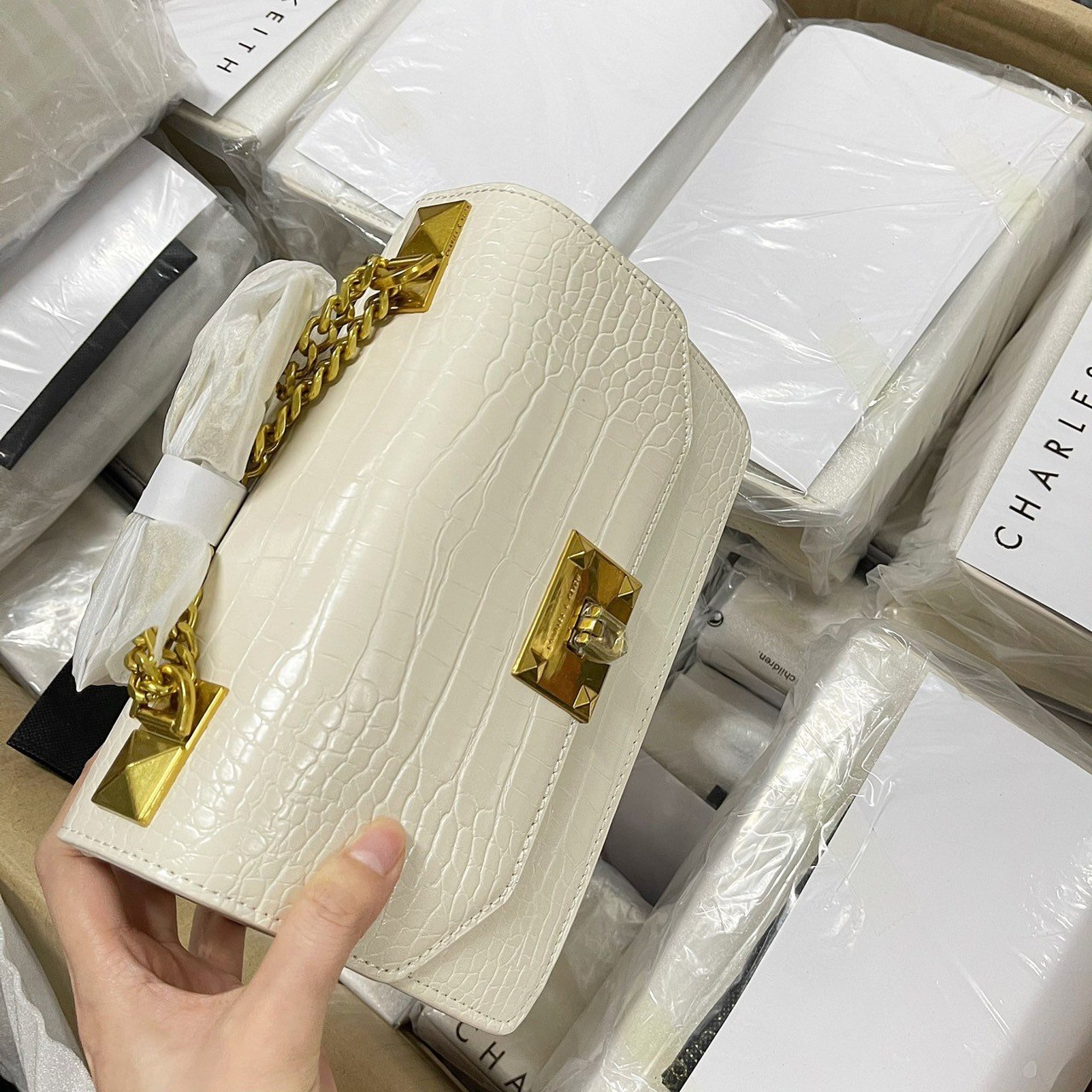 Túi Charles & Keith CNK Croc Chain Crossbody Bag 4 Túi Đeo Chéo Charles & Keith CNK Croc Effect Chain Strap Crossbody Bag CK2-80700998-4