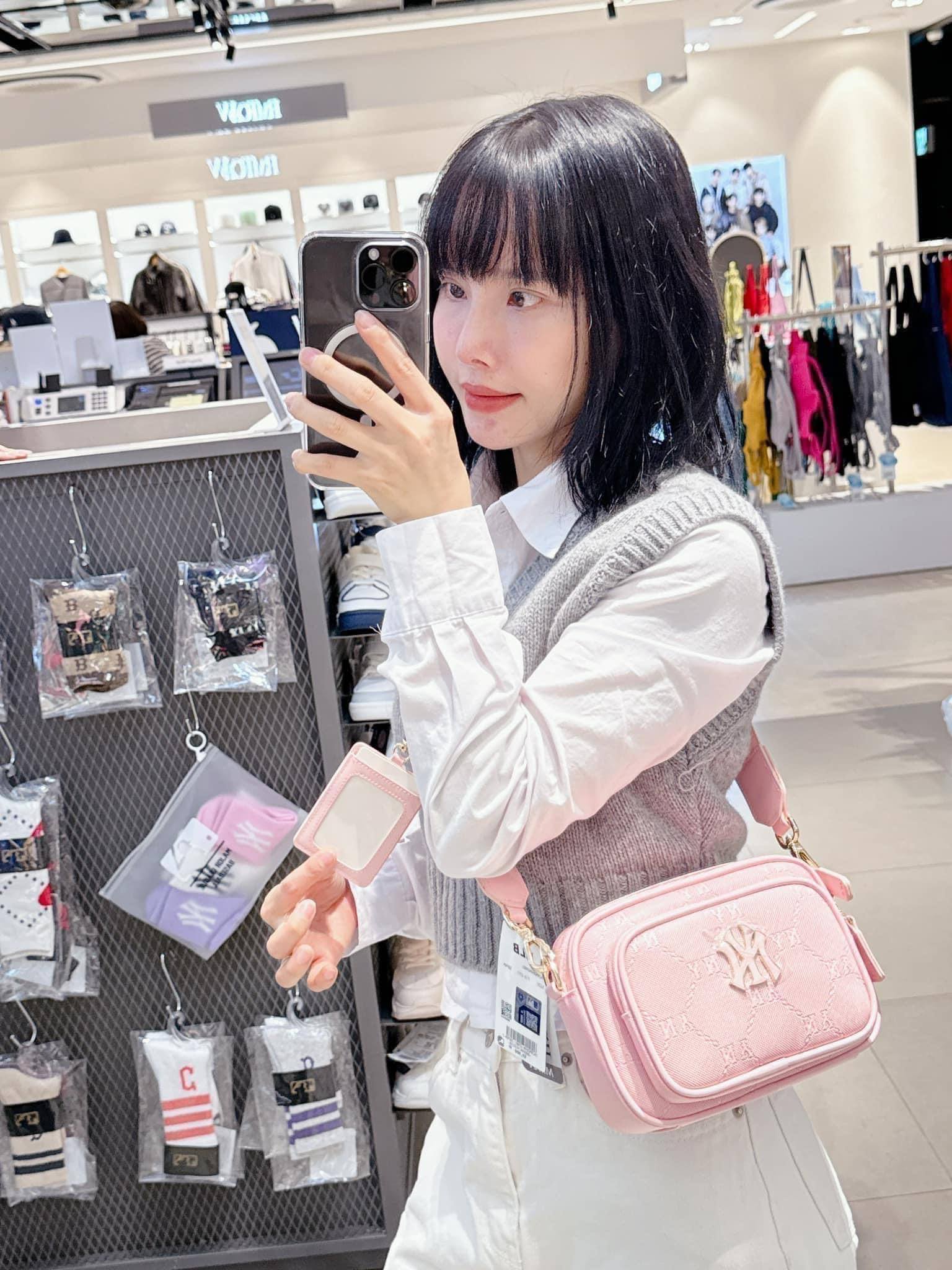 Túi đeo chéo 2 Ngăn MLB New York Yankees 7ACRMD04N-50PKM 4 Túi Đeo chéo Hai Ngăn Mlb Monogram NY Yankees Hồng