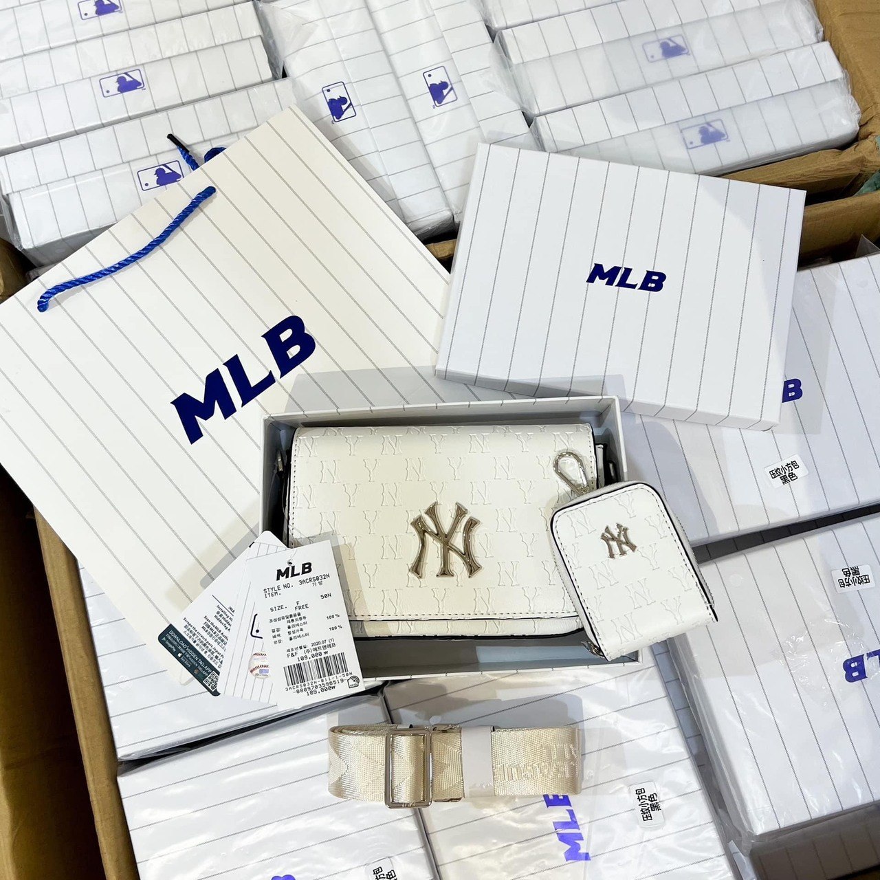 Túi Đeo Chéo MLB Monogram Hoodie Bag NY Yankees 4 Túi Đeo Chéo MLB Classic Monogram Hoodie Bag NY Yankees màu Trắng