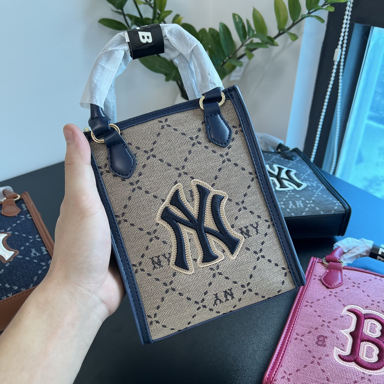 Túi MLB Classic Monogram New York Yankees Bag 8 tui deo cheo mlb classic monogram jacquar