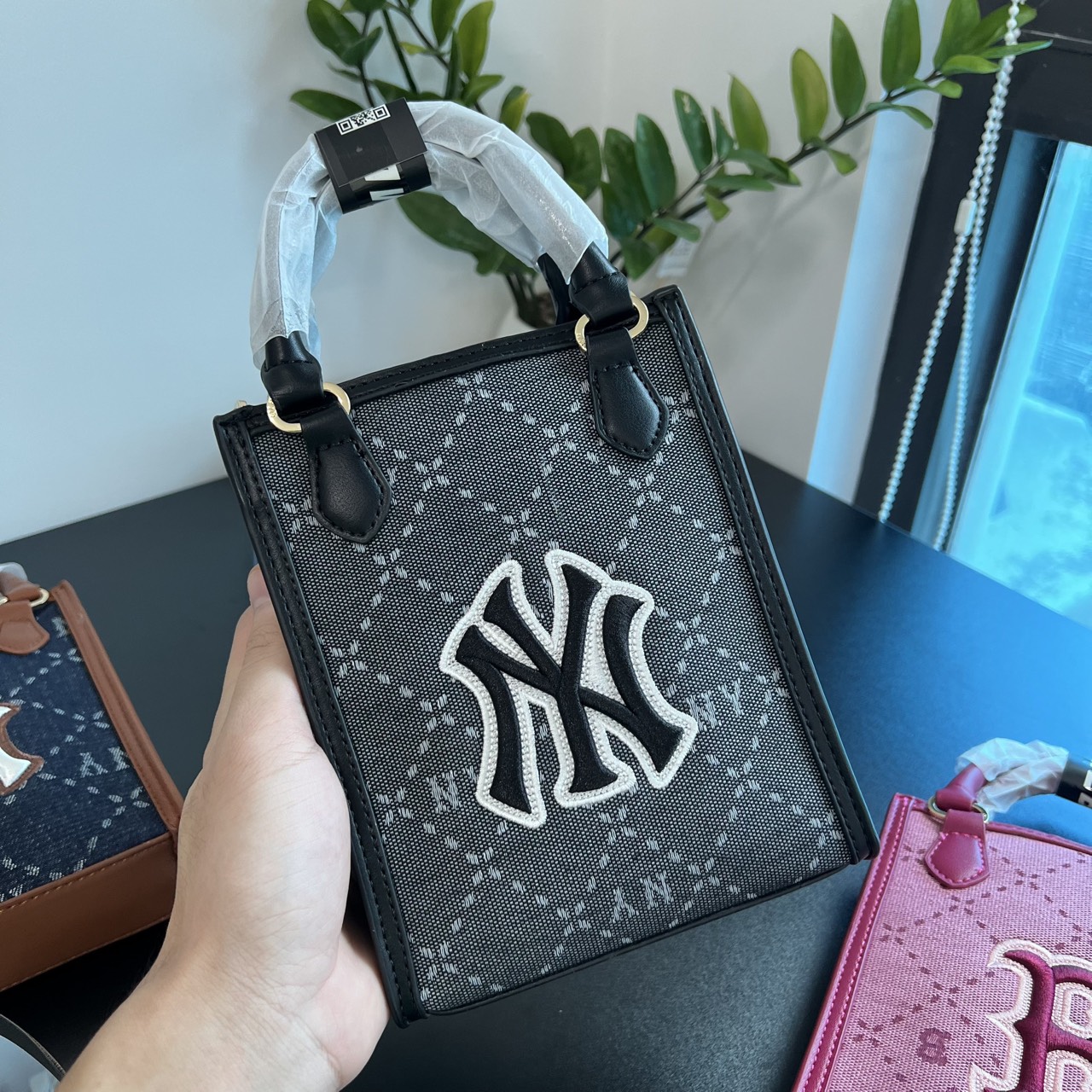 Túi MLB Classic Monogram New York Yankees Bag 9 Túi Đeo Chéo MLB Classic Monogram Jacquard New York Yankees Bag 7ACRMD93N-50KBS Màu Đen