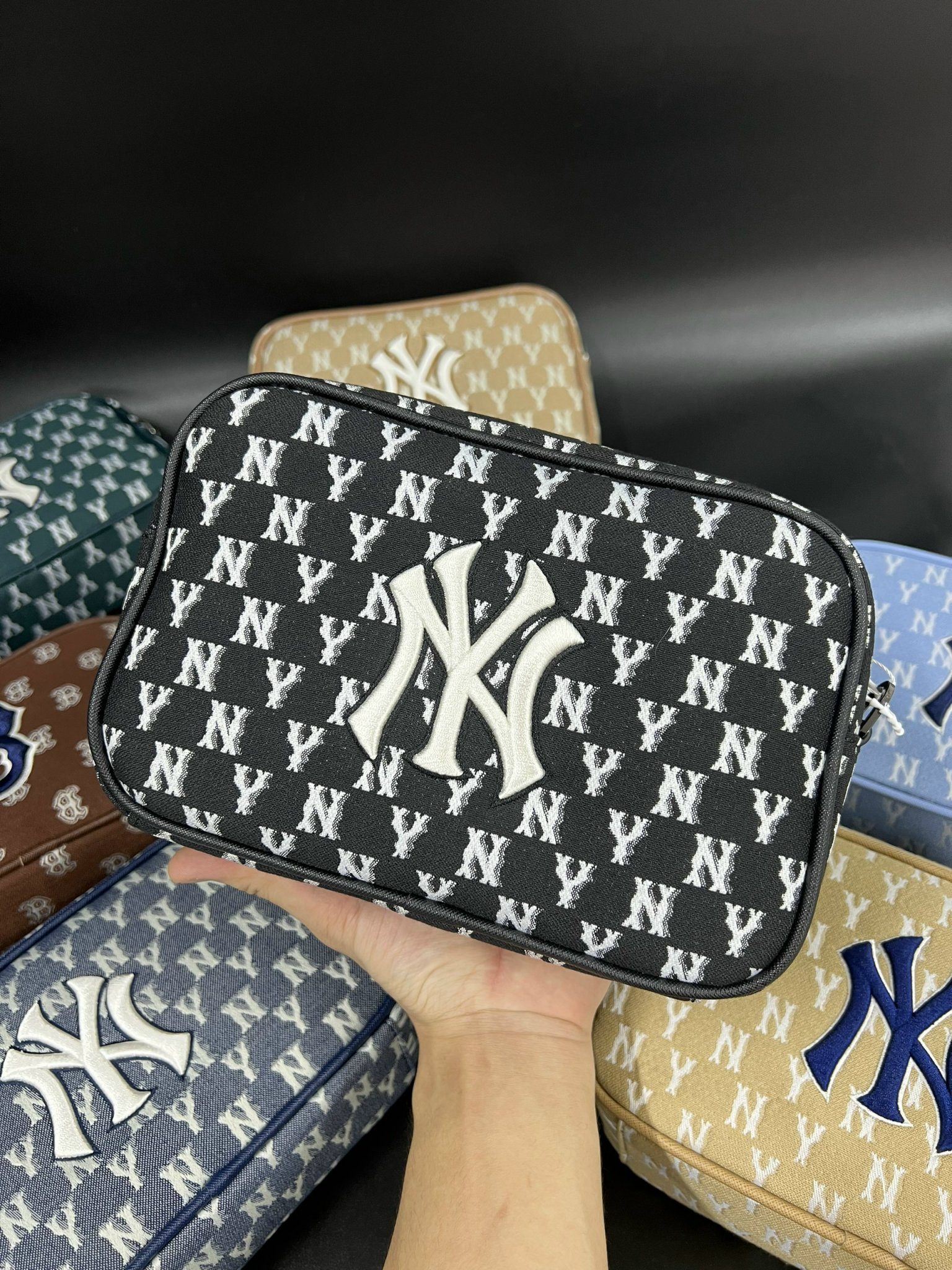 Túi Đeo Chéo MLB Monogram Jacquard Crossbag New York 9 tui deo cheo mlb monogram jacquard crossbag new york den