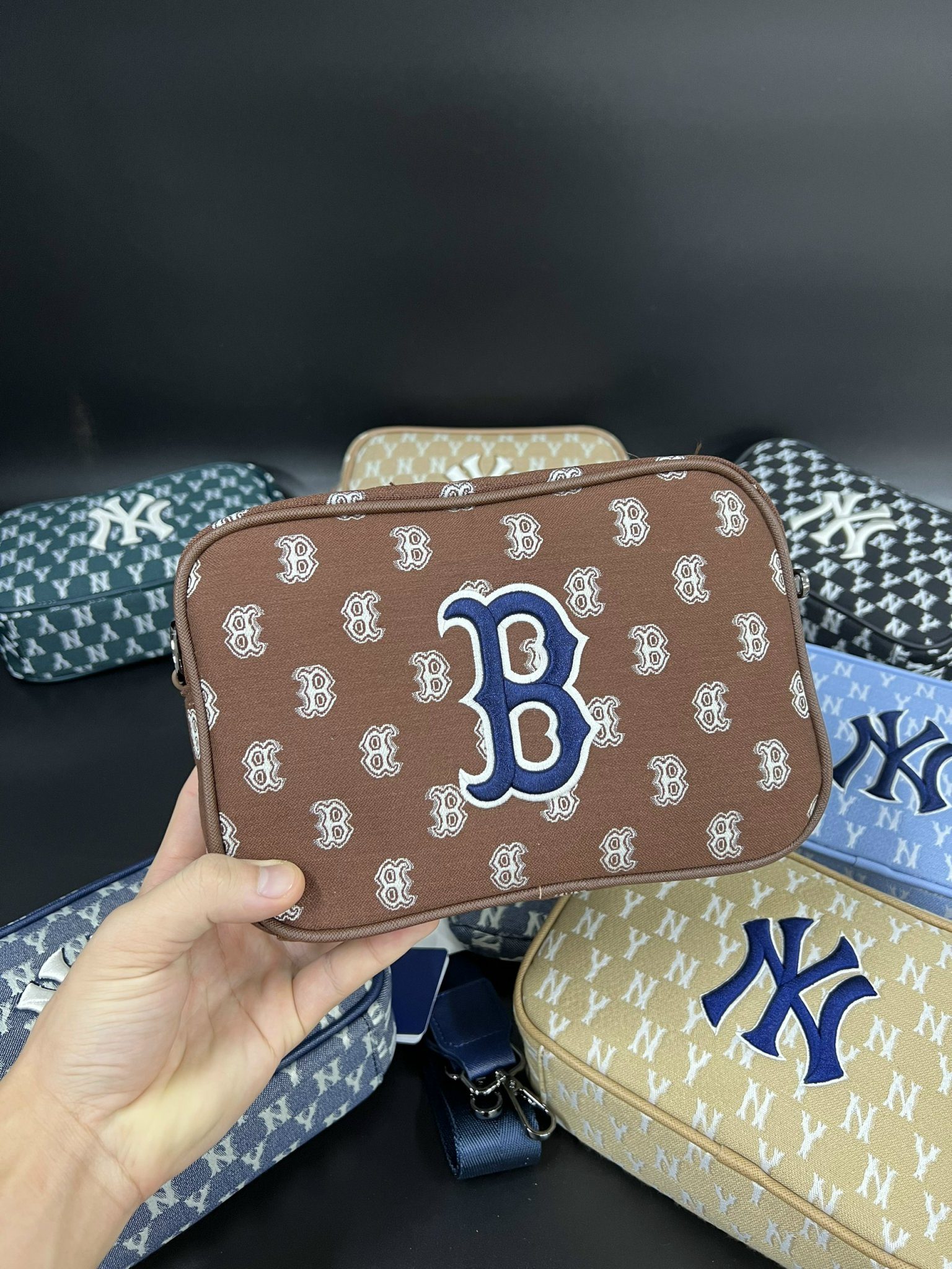 Túi Đeo Chéo MLB Monogram Jacquard Crossbag New York 8 Túi Đeo Chéo MLB Monogram Jacquard Crossbag New York Nâu