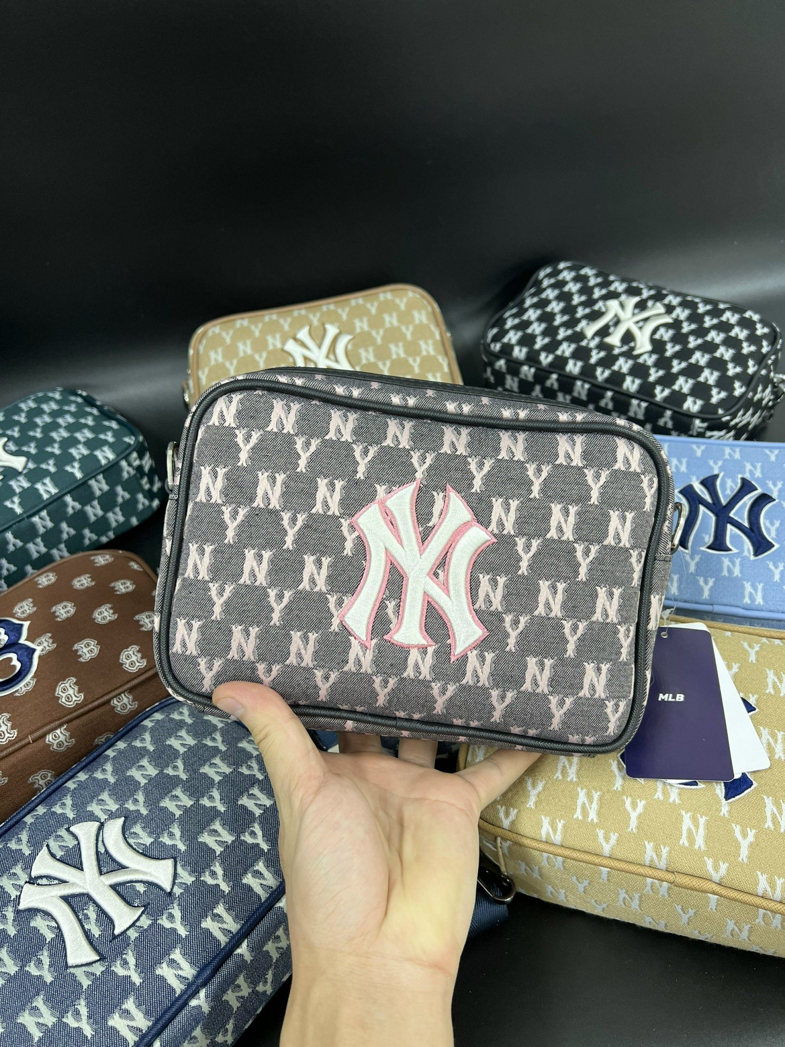 Túi Đeo Chéo MLB Monogram Jacquard Crossbag New York 11 Túi Đeo Chéo MLB Monogram Jacquard Crossbag New York Xám Trắng