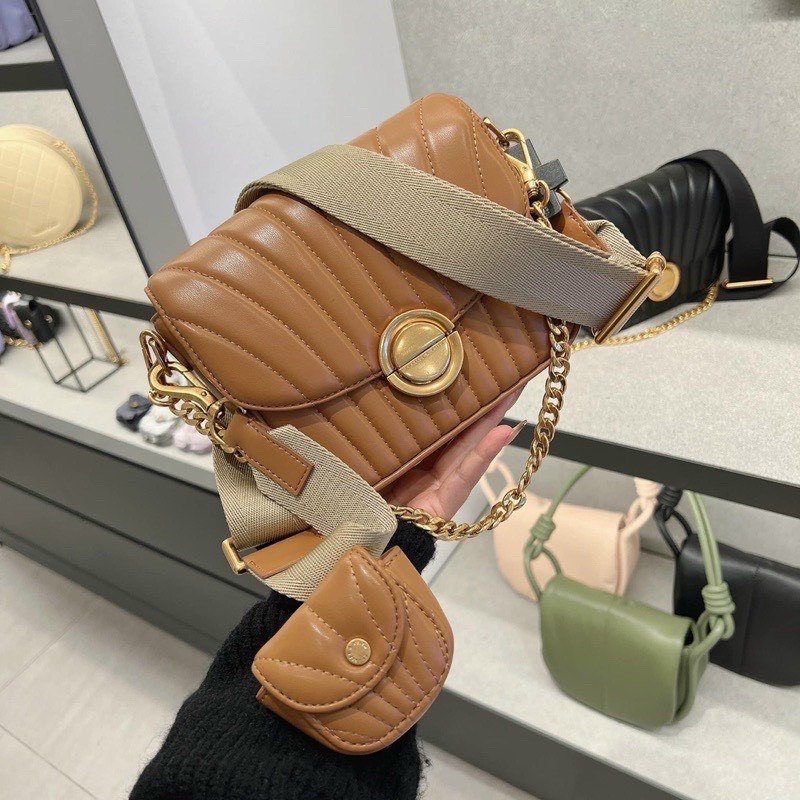 Túi đeo vai CK Aurora Chain Handle Pleated Đen Nâu 4 Túi đeo vai CK Aurora Chain Handle Pleated Nâu