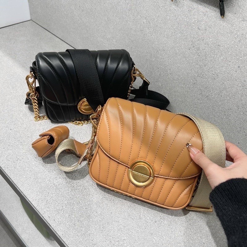 Túi đeo vai CK Aurora Chain Handle Pleated Đen Nâu 2 Túi đeo vai nữ CK Aurora Chain Handle Pleated Black Brown