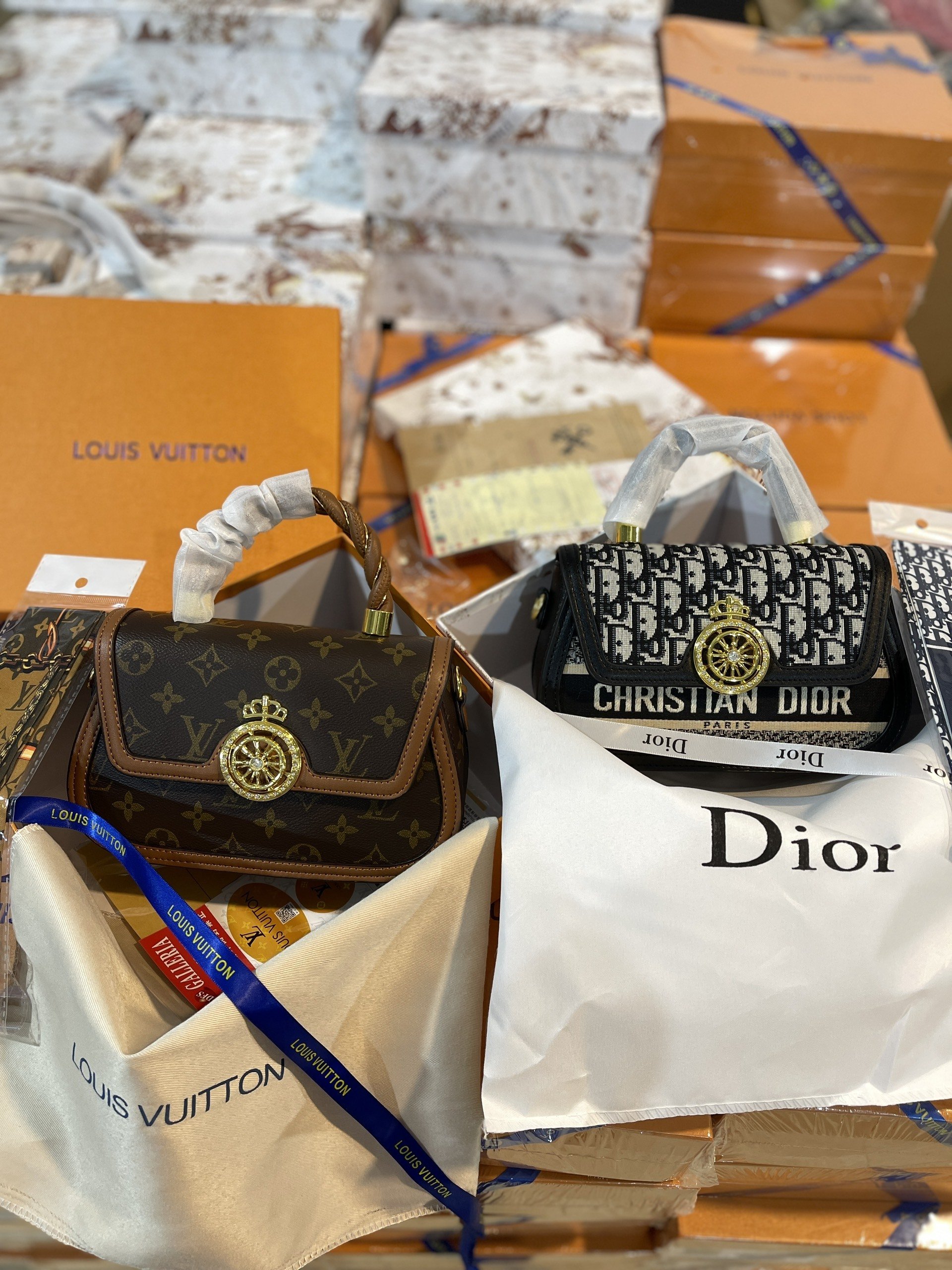 Túi Louis Vuitton Brown Black Monogram Vương Miện 4 Túi Louis Vuitton LV Dáng Bầu Quai Tròn