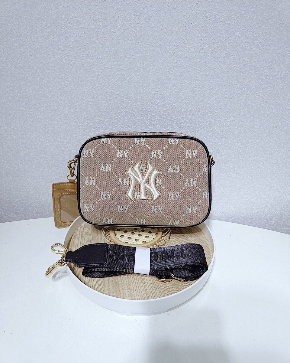 Túi MLB Diamond Monogram Camera New York Yankees 6 Túi MLB Diamond Monogram Camera Bag New York Yankees Cream 7ACRM012N-50BGS