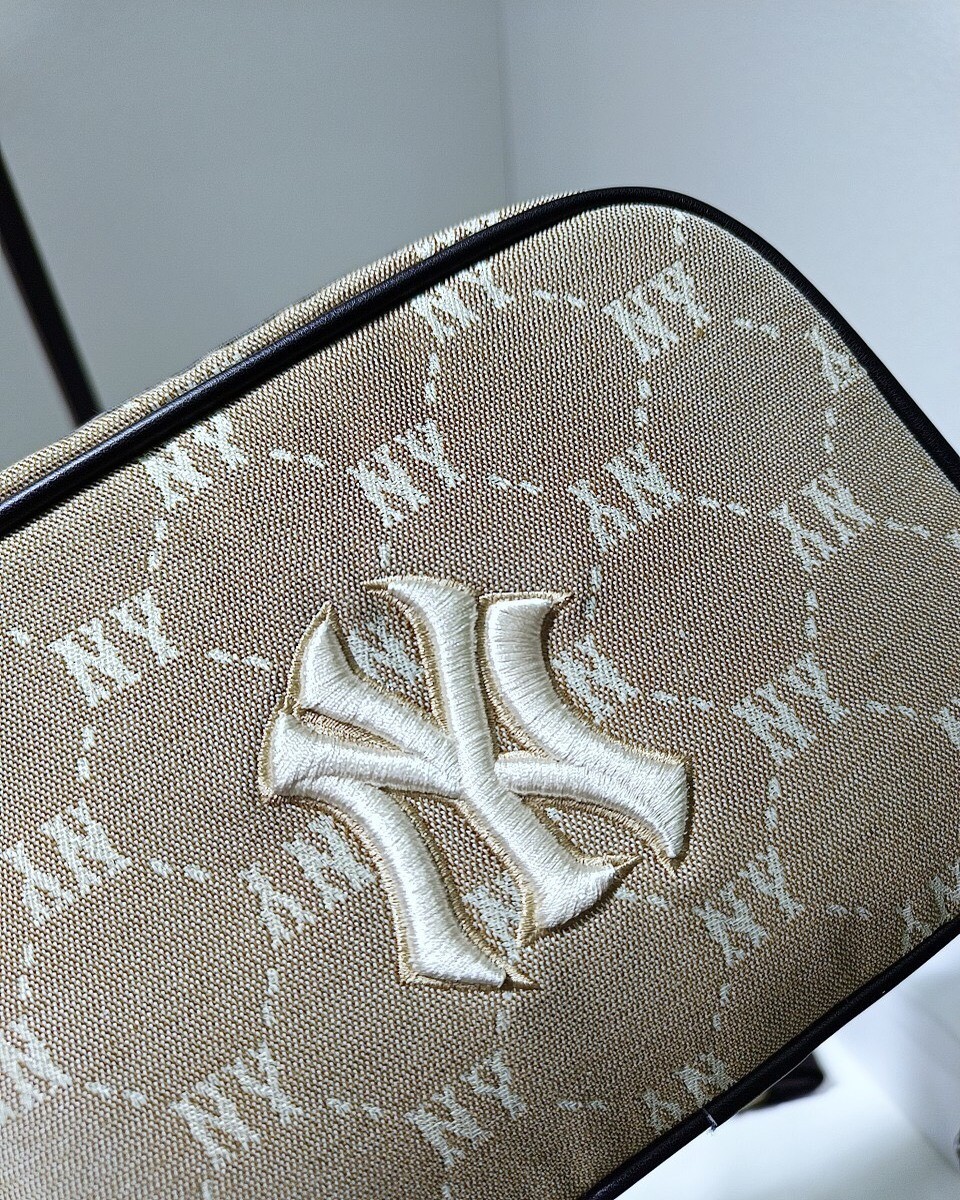 Túi MLB Diamond Monogram Camera New York Yankees 10 Túi MLB Diamond Monogram NY màu Kem