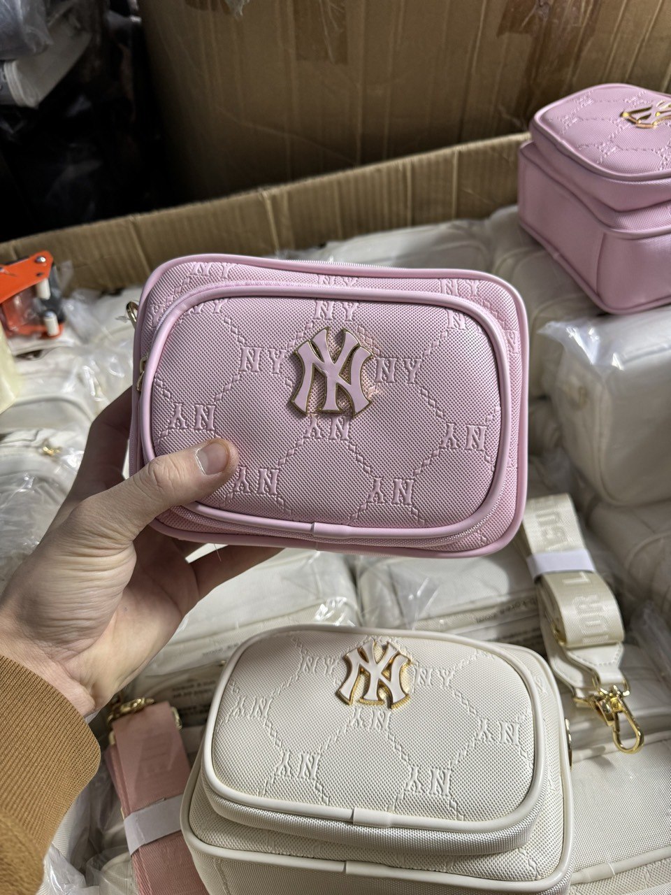 Túi đeo chéo 2 Ngăn MLB New York Yankees 7ACRMD04N-50PKM 10 Túi Mlb Monogram Jqd New York Yankees Pink