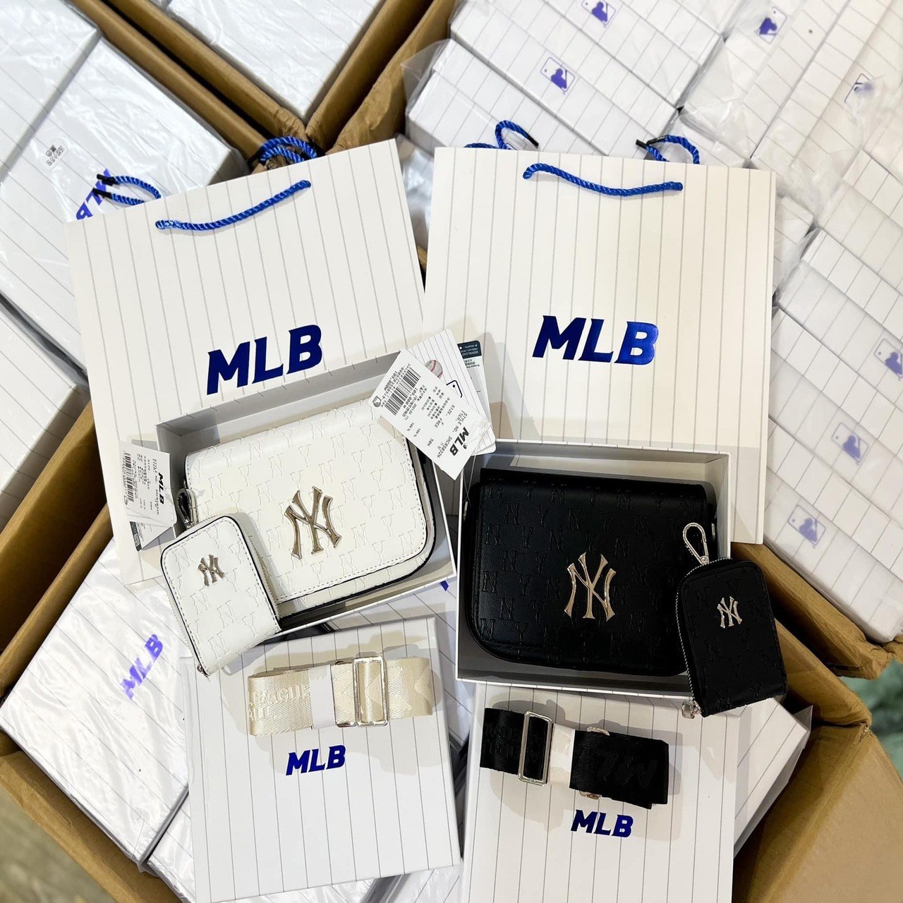 Túi Đeo Chéo MLB Monogram Hoodie Bag NY Yankees 3 Túi MLB NY Yankees Black White