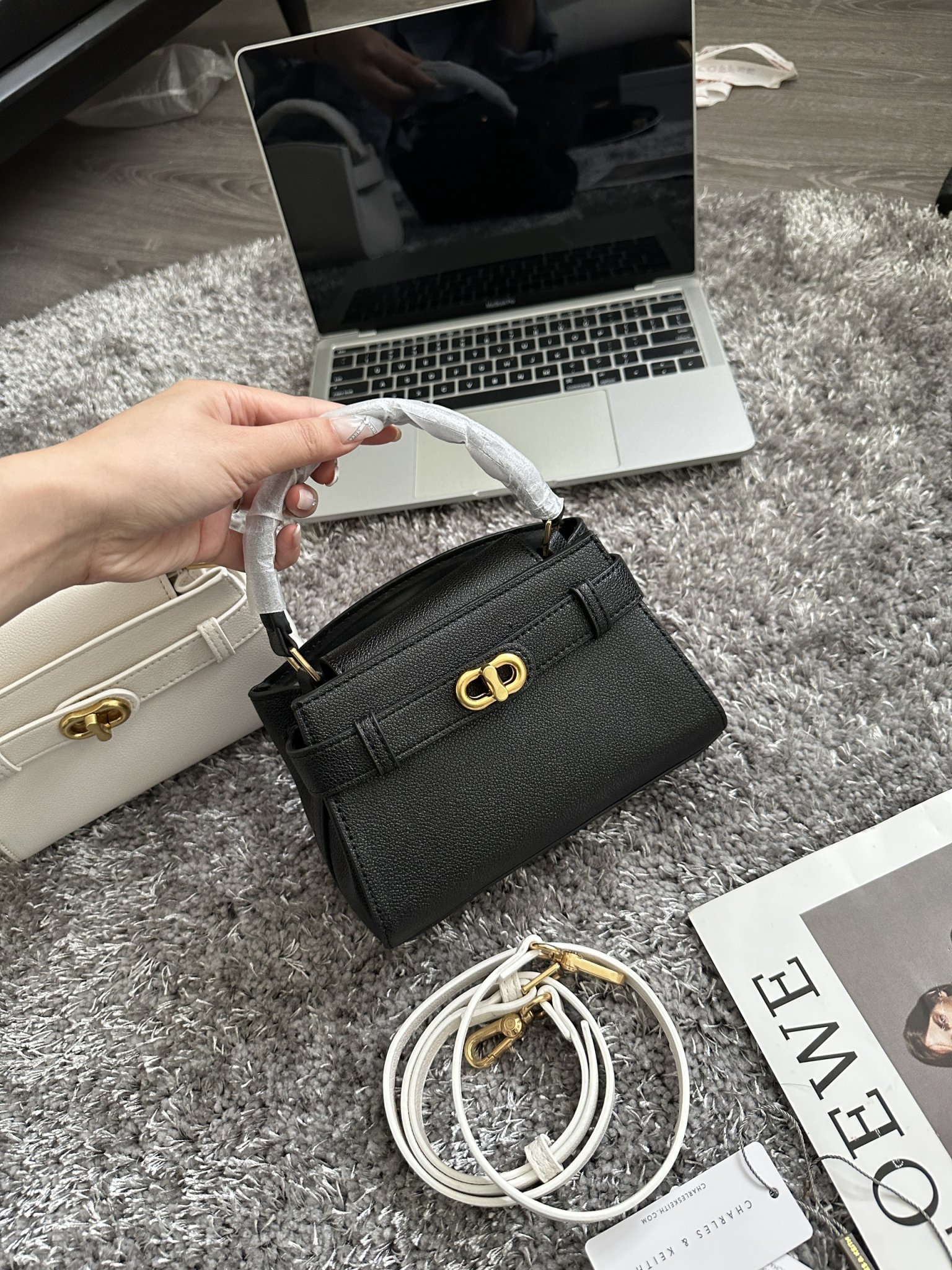 Túi CK Charles & Keith Khoá Xoay Trắng Đen Đỏ 5 Túi Xách CK Charles & Keith Khoá Xoay Đen