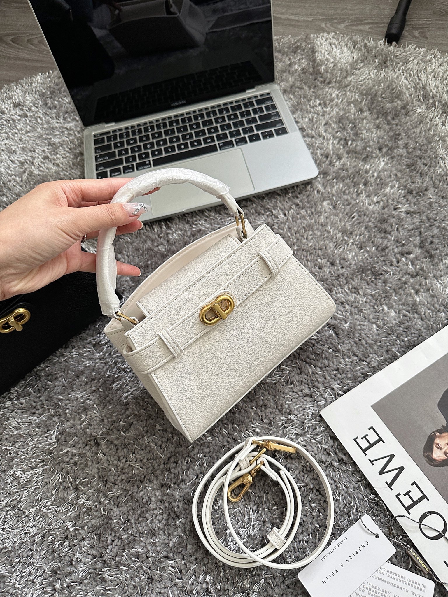 Túi CK Charles & Keith Khoá Xoay Trắng Đen Đỏ 4 Túi Xách nữ CK Charles & Keith Khoá Xoay Trắng