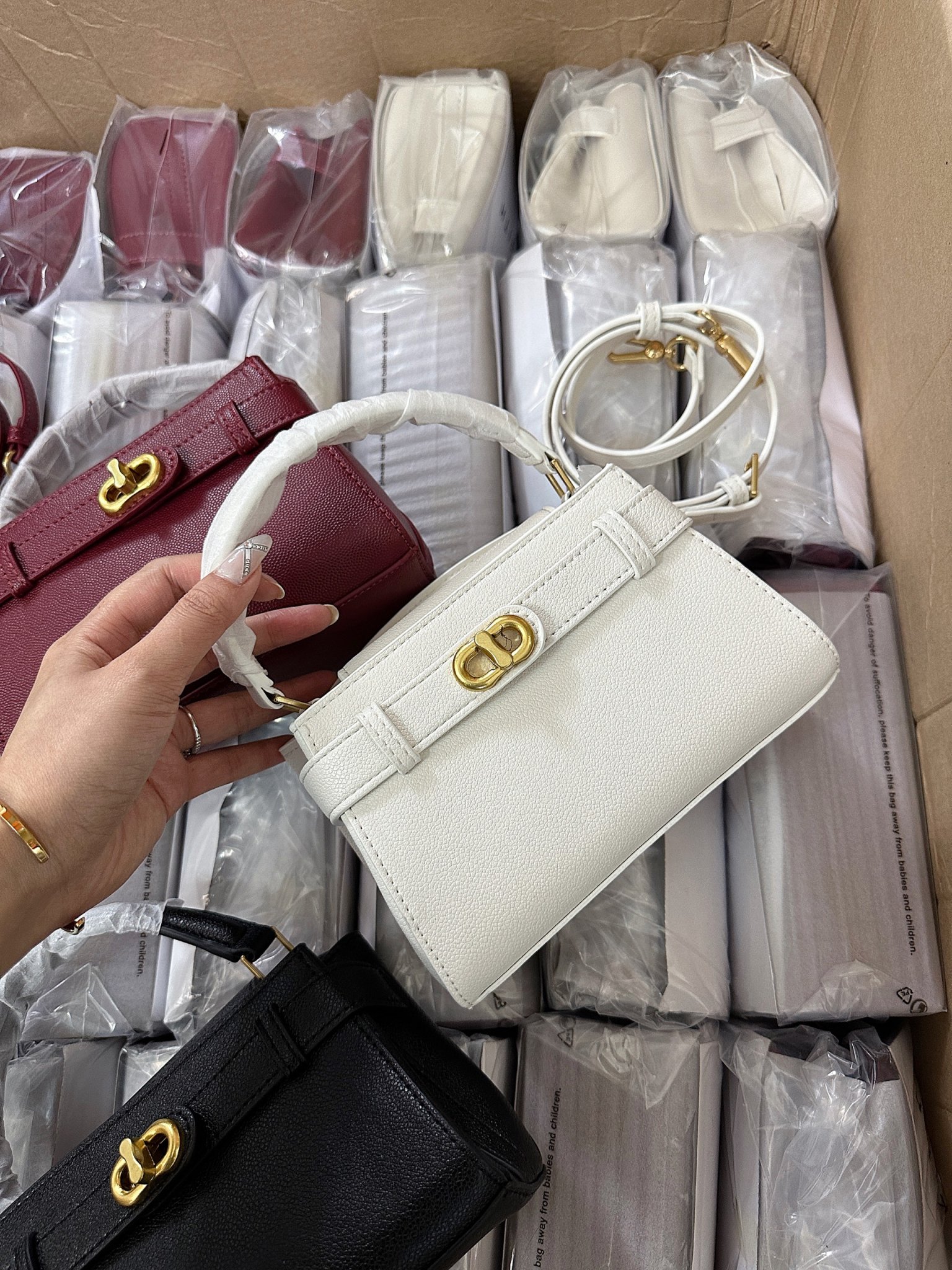 Túi CK Charles & Keith Khoá Xoay Trắng Đen Đỏ 6 Túi Xách nữ CK Charles & Keith Mini