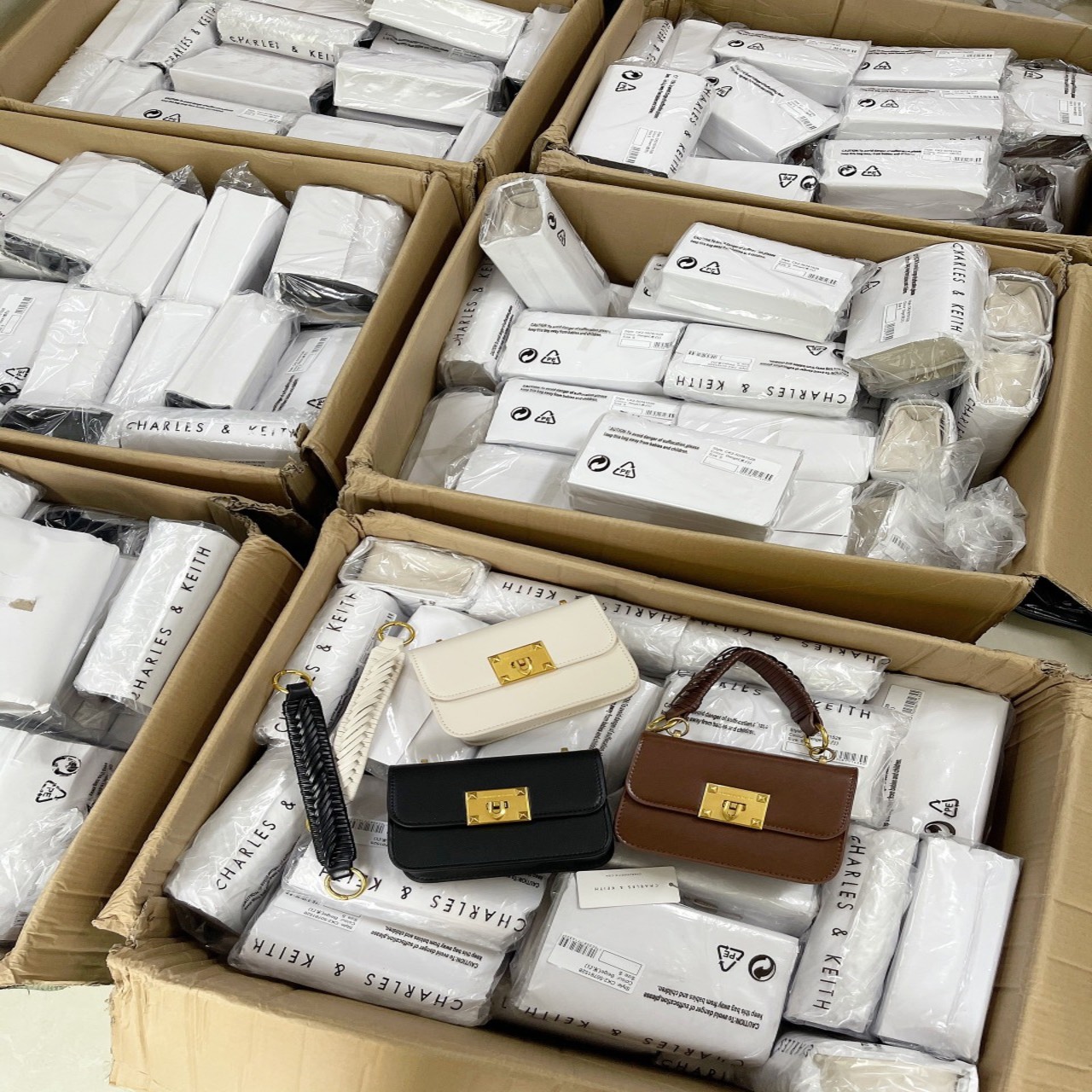 Túi xách tay CK hình chữ nhật Metallic Turn Lock 11 Túi xách tay CK Metallic Turn Lock White Black Brown