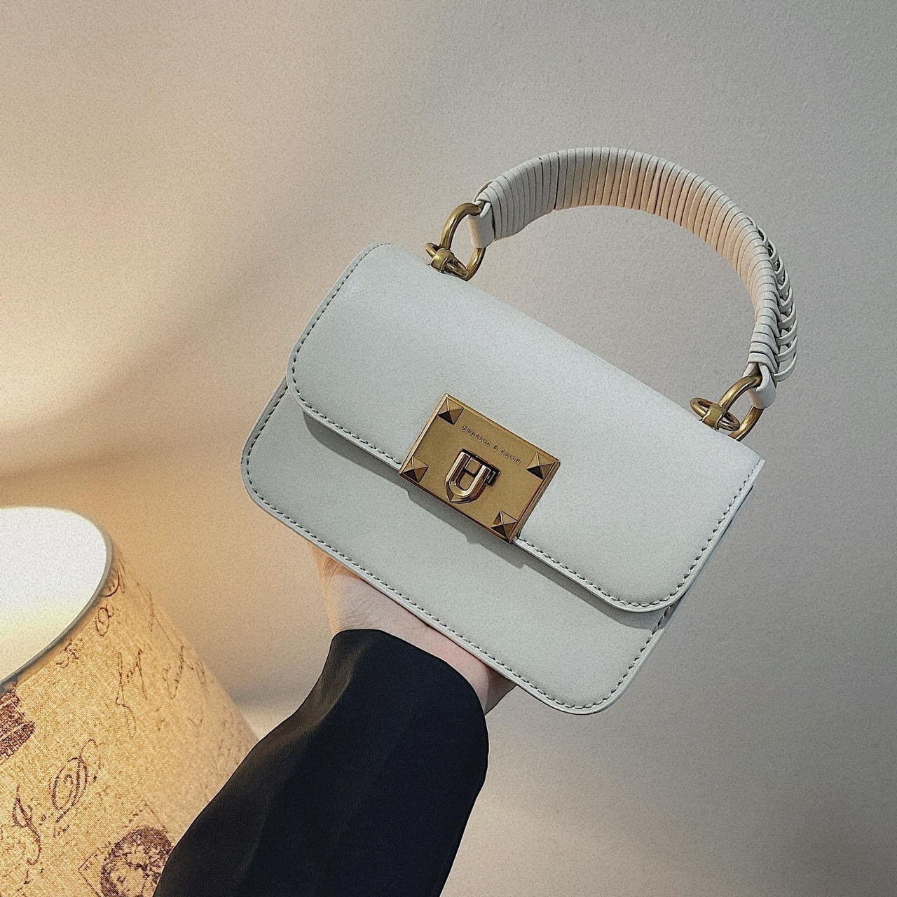 Túi xách tay CK hình chữ nhật Metallic Turn Lock 6 Túi xách tay nữ CK hình chữ nhật Metallic Turn Lock Trắng