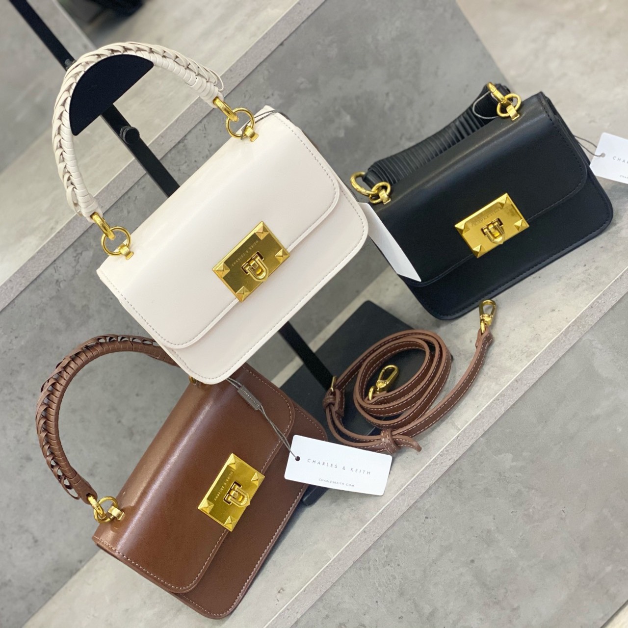 Túi xách tay CK hình chữ nhật Metallic Turn Lock 5 Túi xách tay nữ CK Metallic Turn Lock Khóa Vàng 3 màu