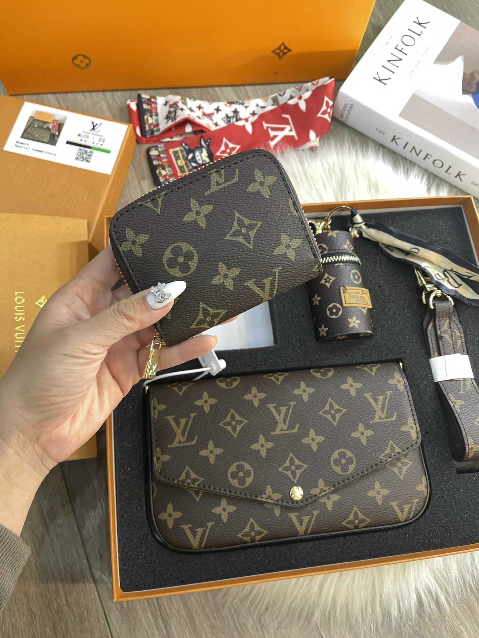 Hộp Quà Combo 3 Món Louis Vuitton Túi Ví Móc Khóa 3 Ví Louis Vuitton LV Sang Trọng Fullbox
