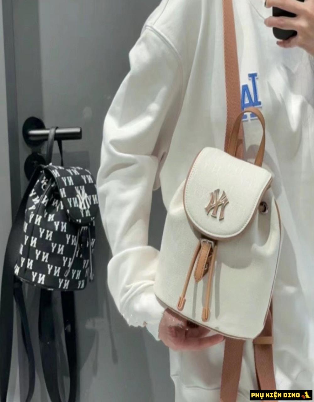 Balo MLB Mini Monogram Jacquard New York Yankees 2 Balo MLB Mini Monogram Jacquard New York Yankees 3ABKS014N-50CRD Màu Kem